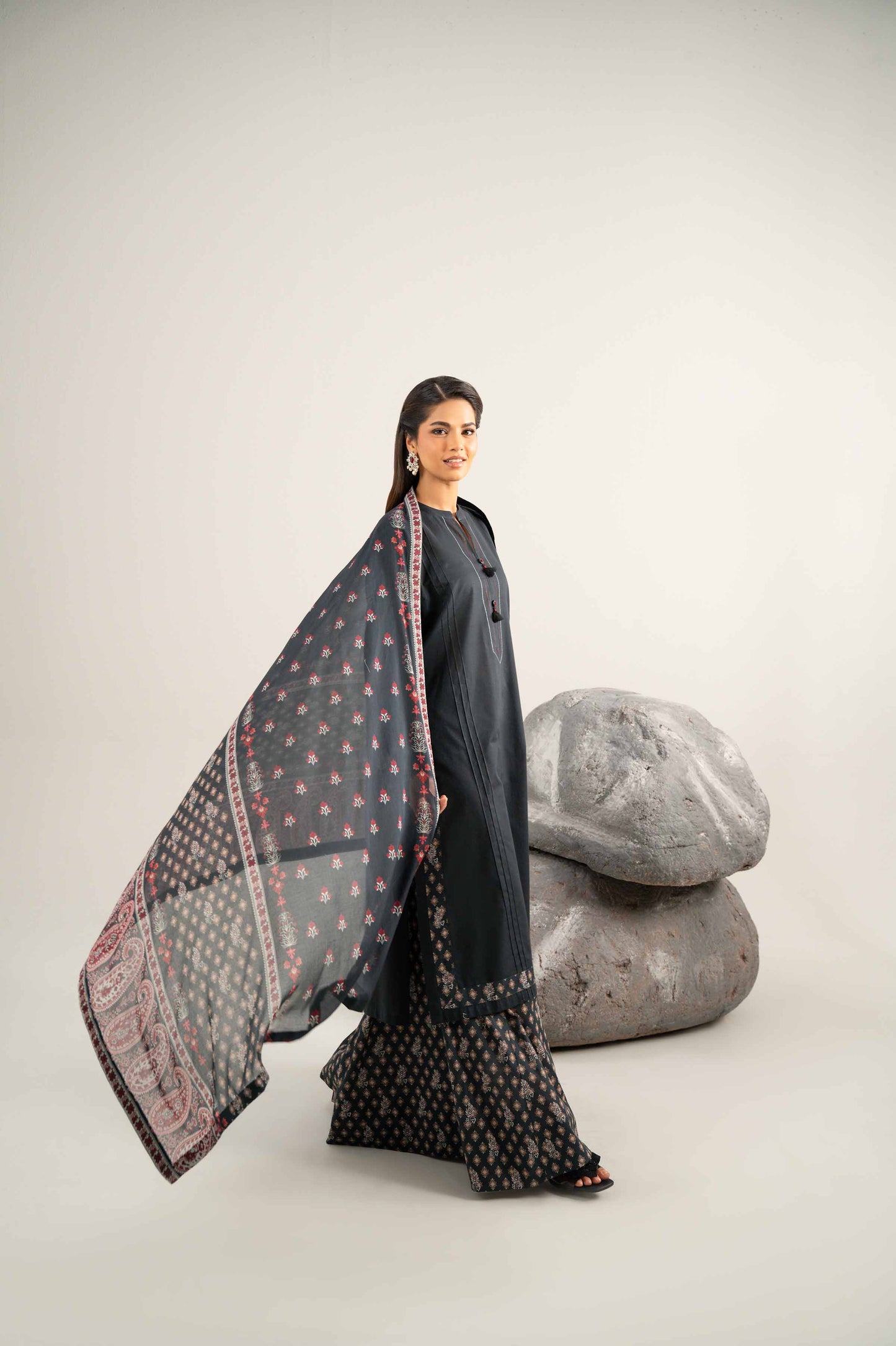 Nishat Printed Lawn Three Piece Suit NS-LWN-BLK04