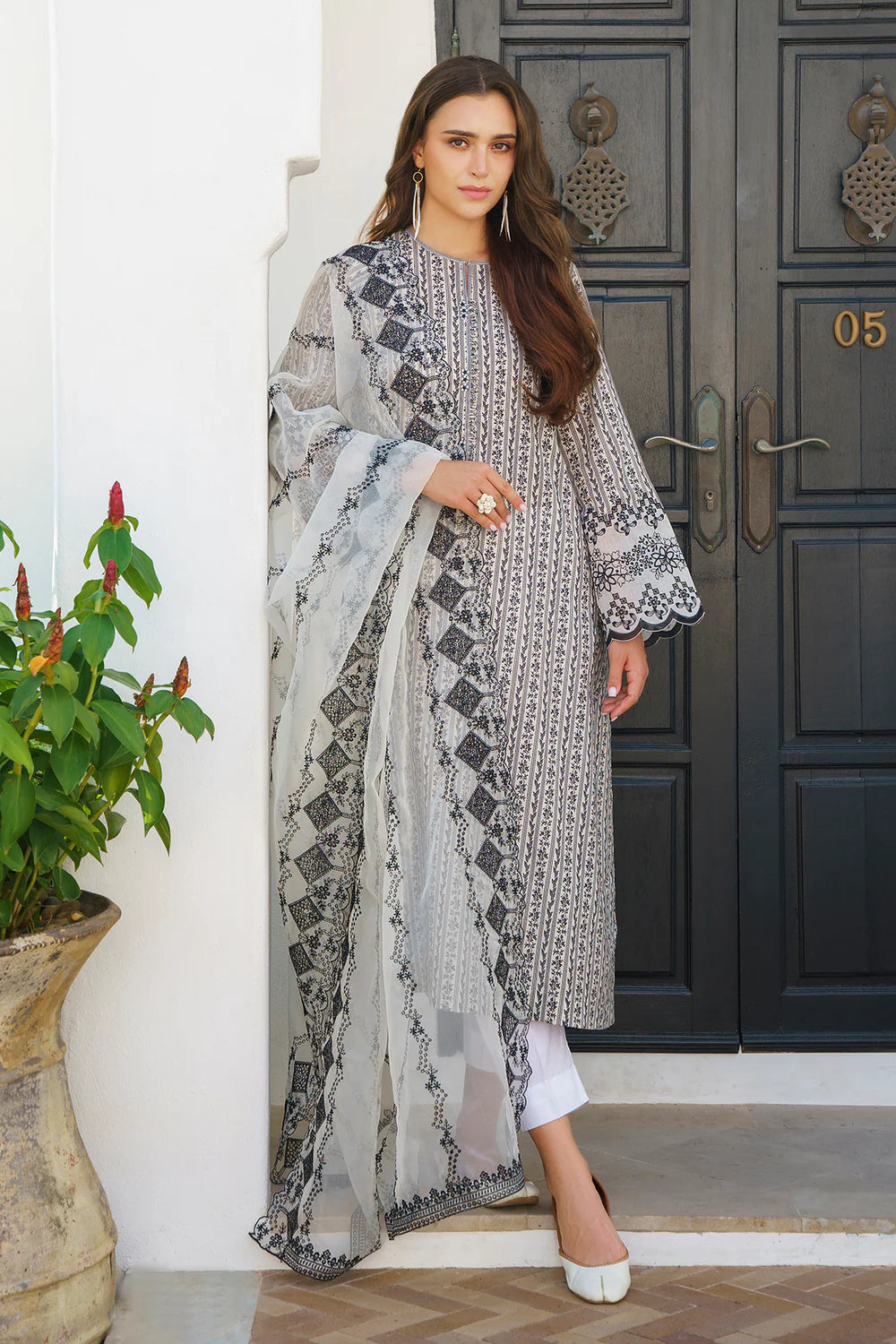 Baroque Embroided Lawn Three Piece Suit BR-LWN-WHT02