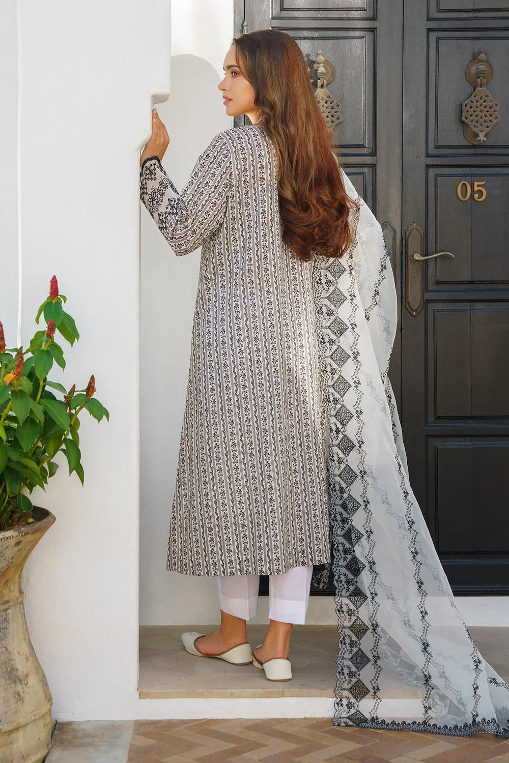 Baroque Embroided Lawn Three Piece Suit BR-LWN-WHT02
