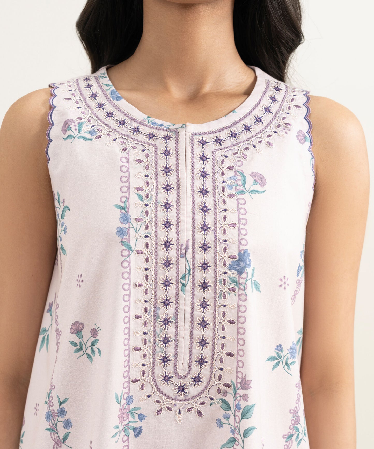 Sapphire Embroidered Lawn Three Piece Suit SP-LWN-PNK07