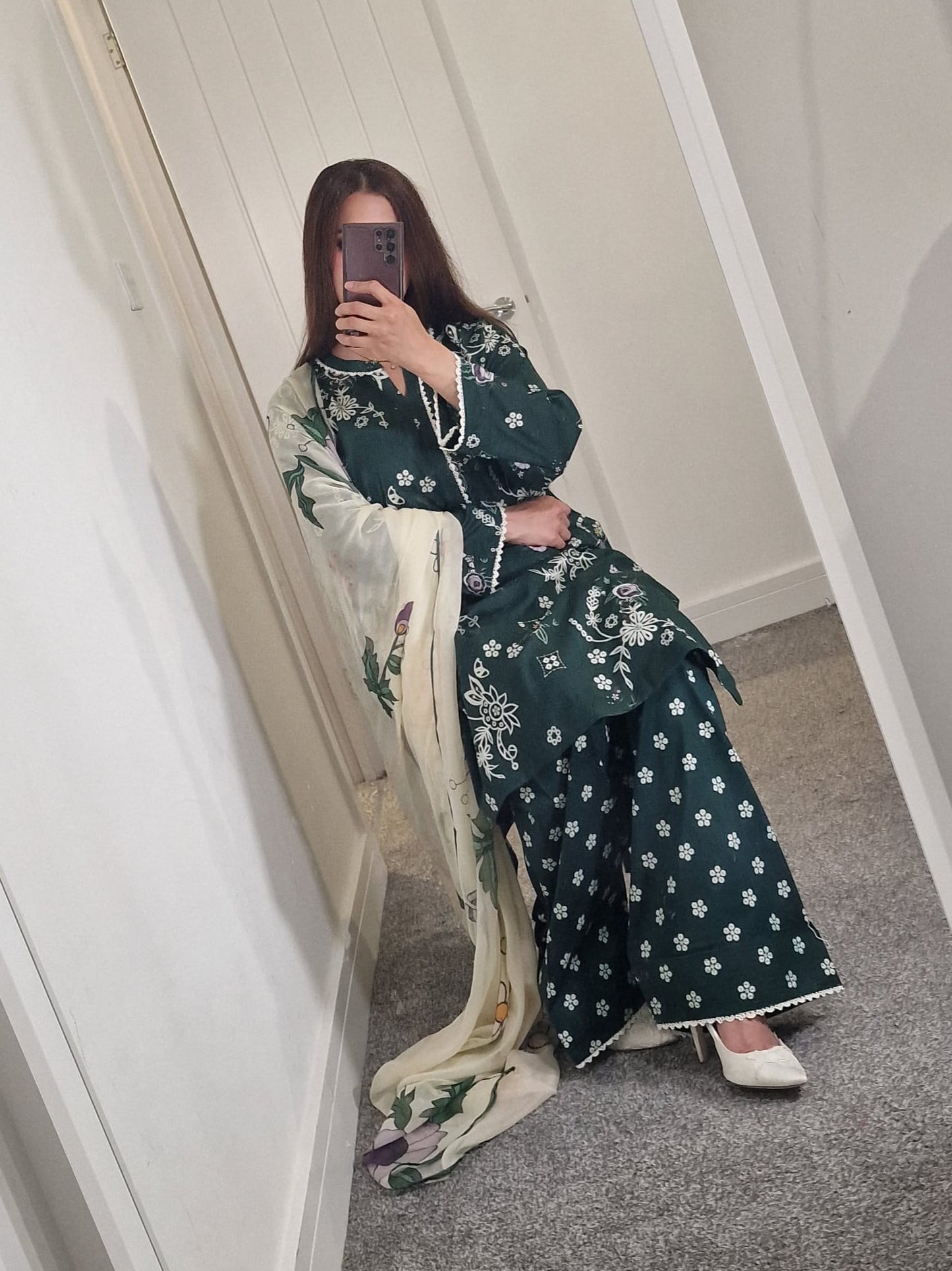 Uznau Lawn Three Piece Suit With Farshi Shalwar and Chifoon Dupatta UZ-LWN-GR02