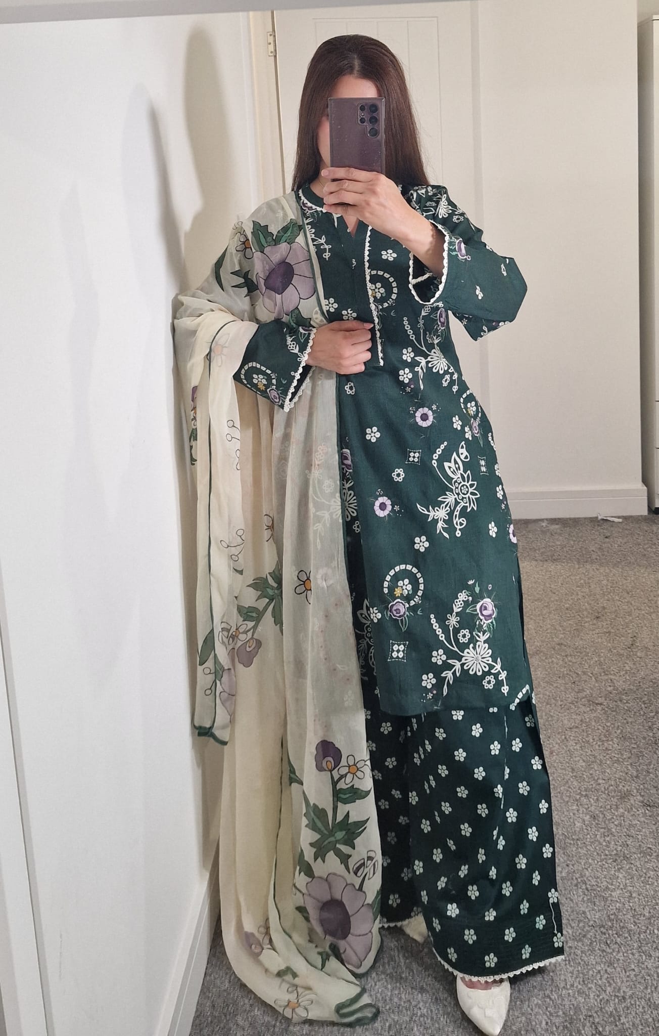 Uznau Lawn Three Piece Suit With Farshi Shalwar and Chifoon Dupatta UZ-LWN-GR02