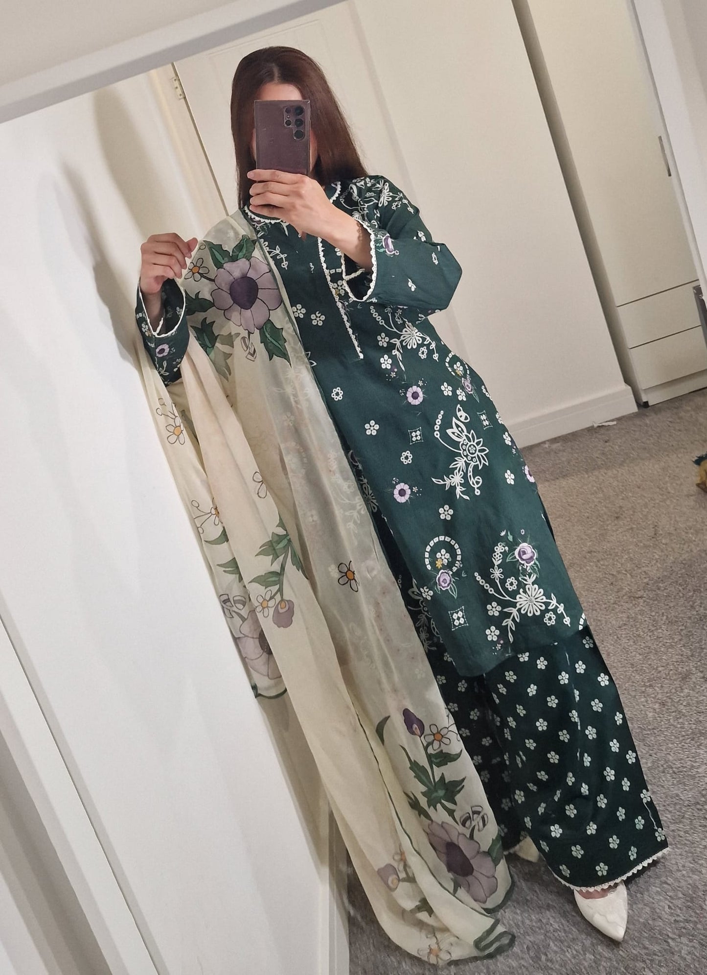 Uznau Lawn Three Piece Suit With Farshi Shalwar and Chifoon Dupatta UZ-LWN-GR02