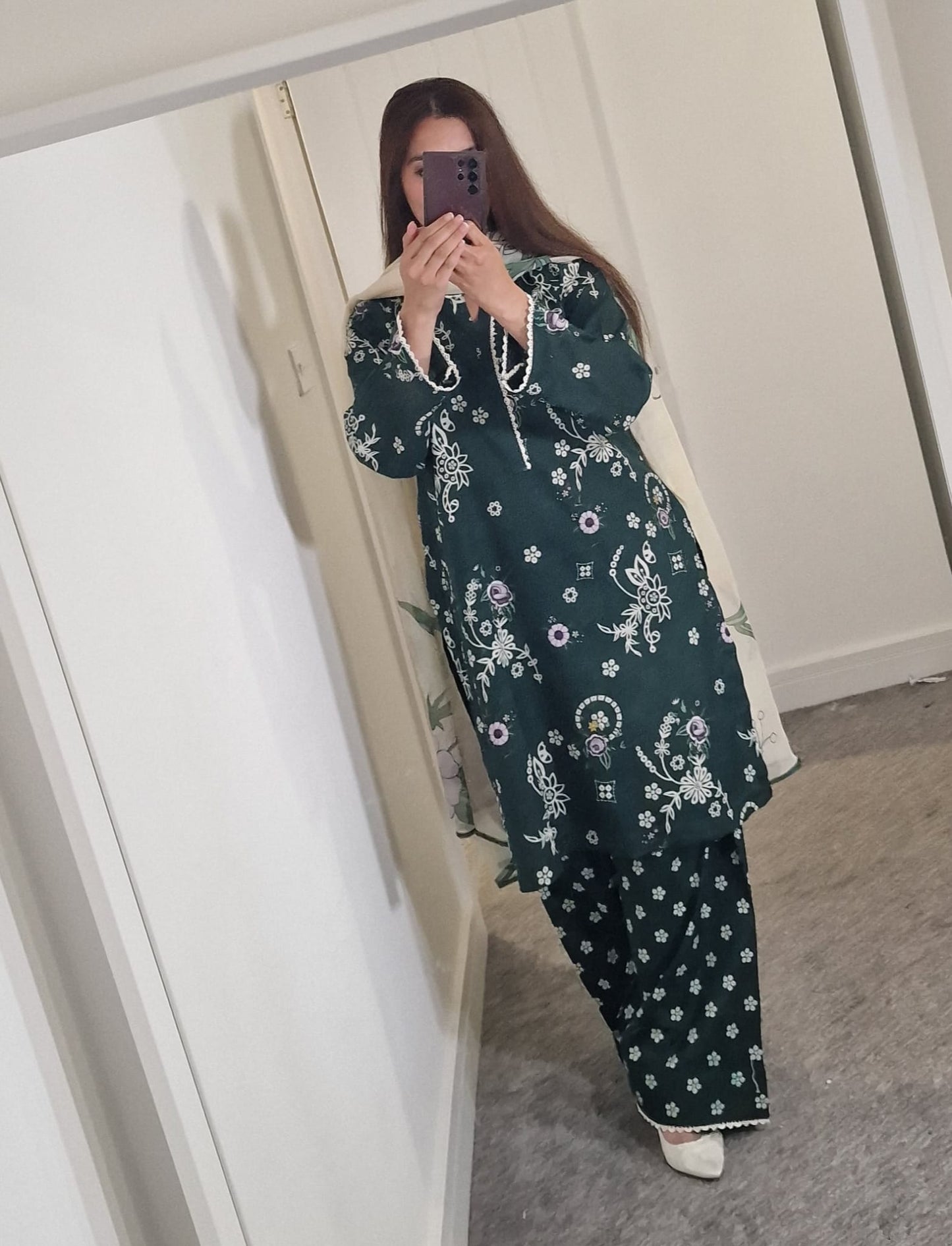 Uznau Lawn Three Piece Suit With Farshi Shalwar and Chifoon Dupatta UZ-LWN-GR02