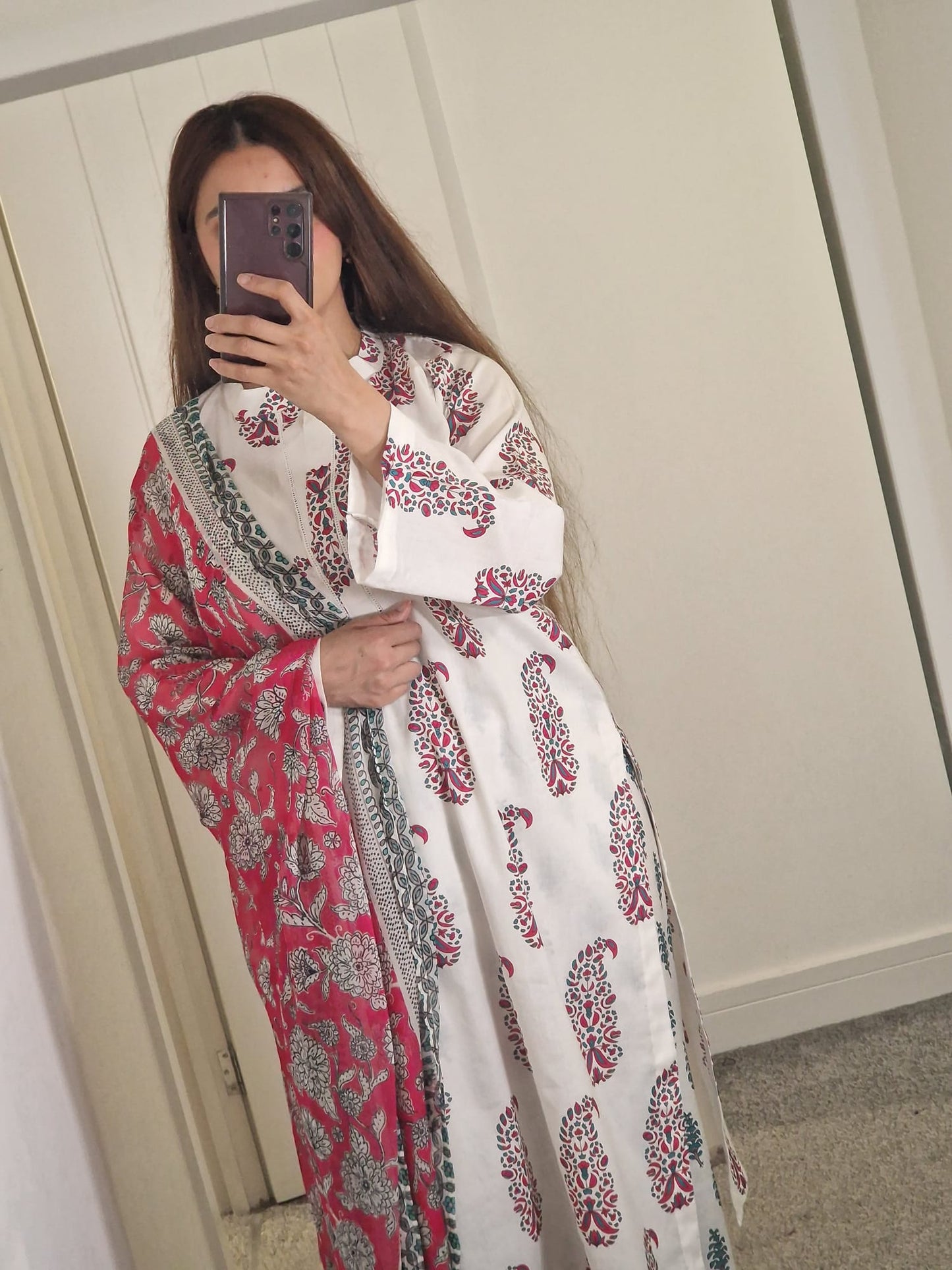 Uznau Lawn three Piece Suit With Chifoon Dupatta UZ-LWN WHT02