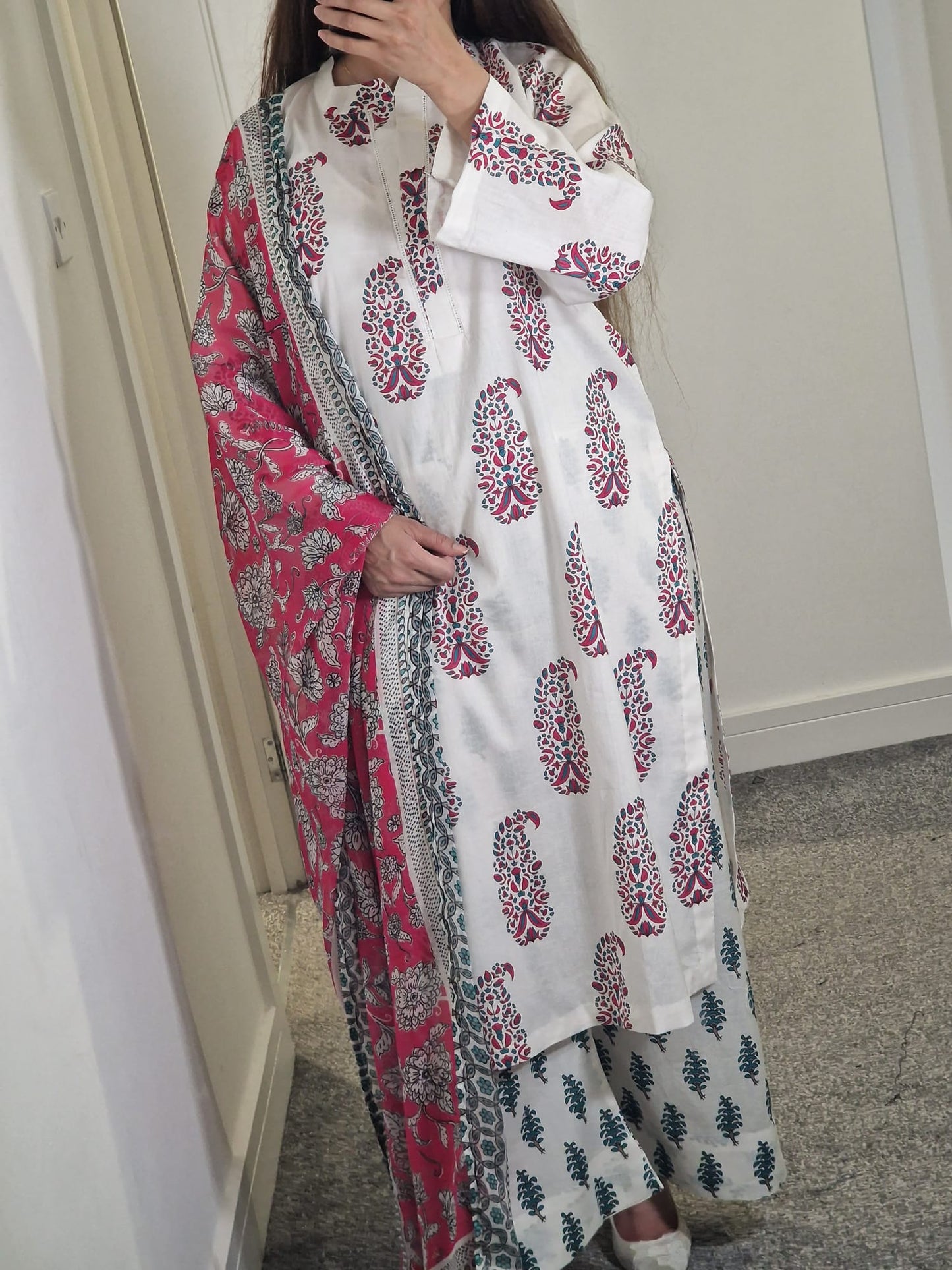 Uznau Lawn three Piece Suit With Chifoon Dupatta UZ-LWN WHT02
