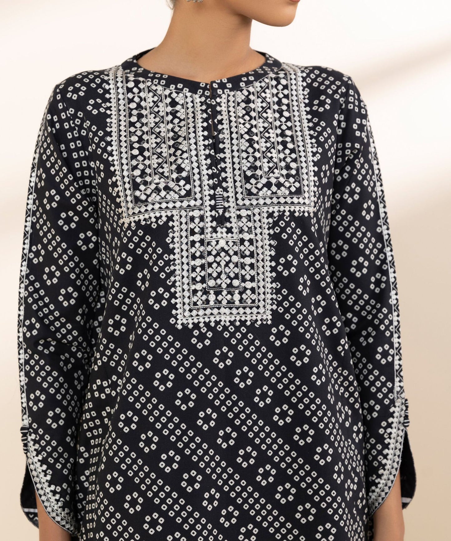 Sapphire Embroided Lawn Three Piece Suit SP-LWN-BLK016