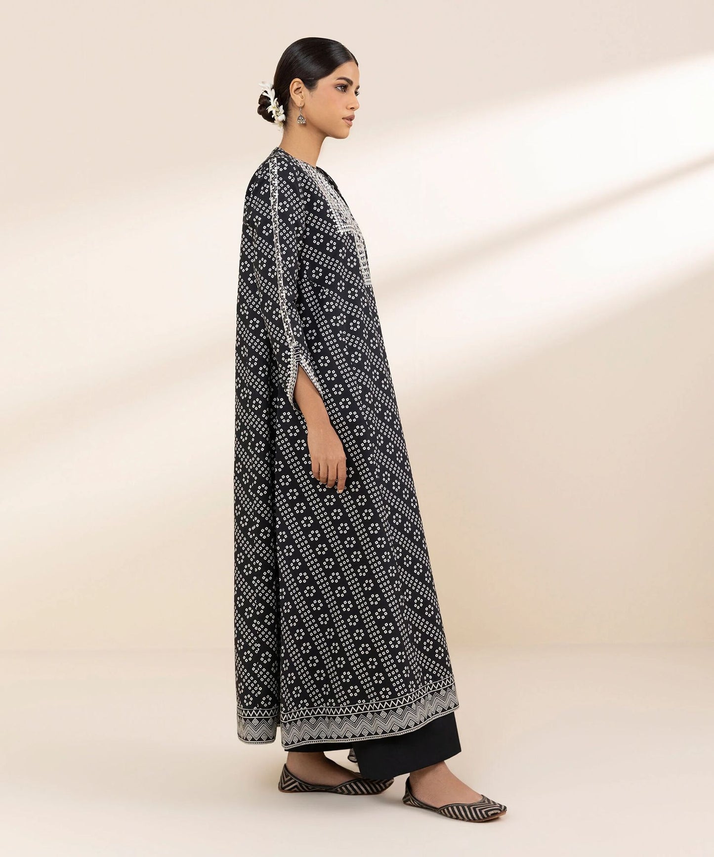 Sapphire Embroided Lawn Three Piece Suit SP-LWN-BLK016