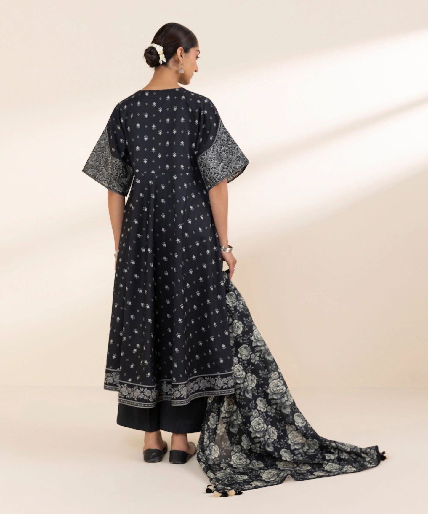 Sapphire Embroided Lawn Three Piece Suit SP-LWN-BLK016