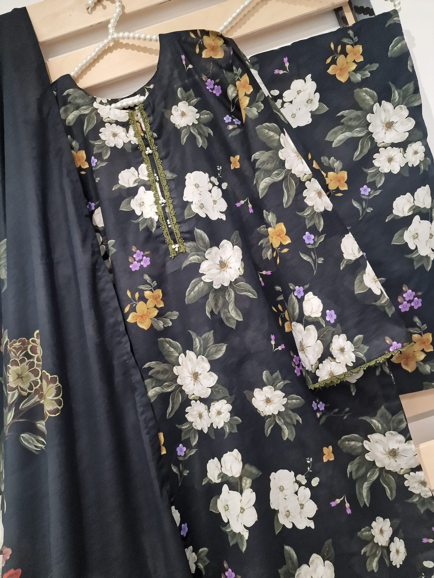 Uznau Lawn Kameez Dupatta Trouser Summer Outfit UZ-LWN-BLK03