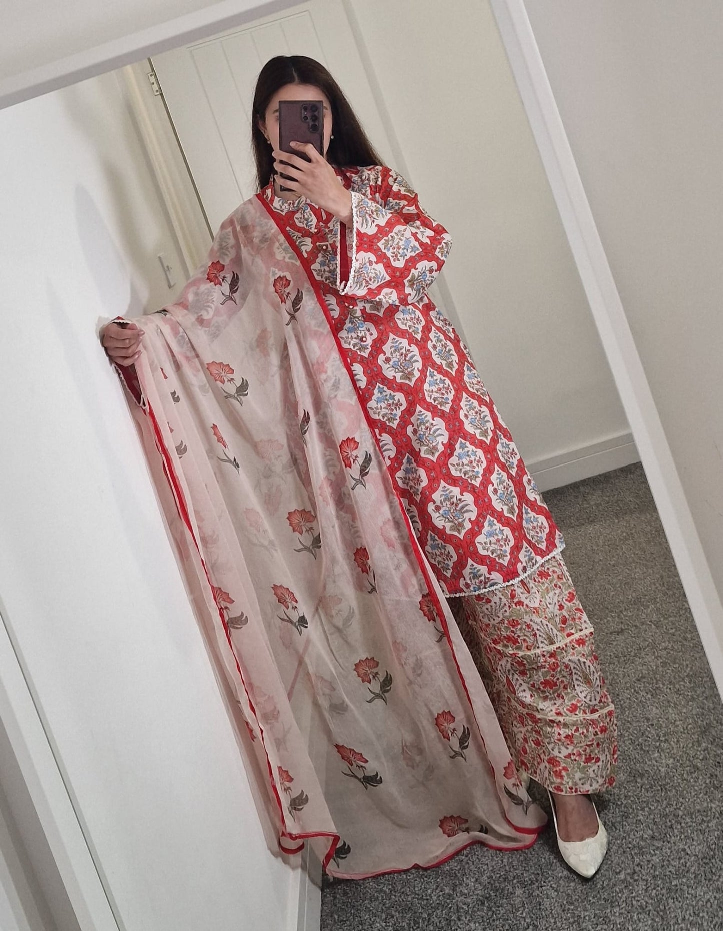 Uznau Lawn Three Piece Suit With Farshi Shalwar And Chifoon Dupatta UZ-LWN-RD03