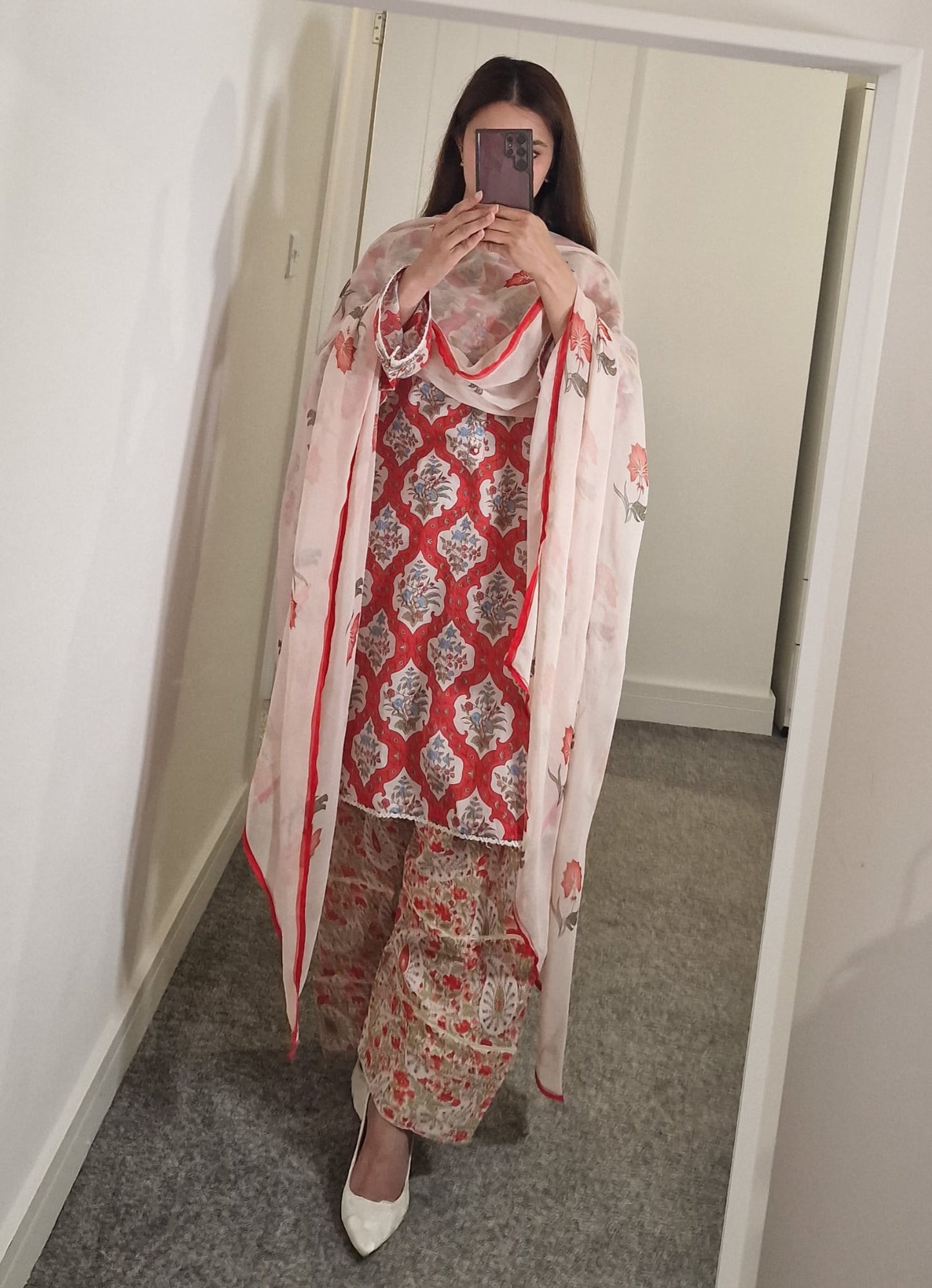Uznau Lawn Three Piece Suit With Farshi Shalwar And Chifoon Dupatta UZ-LWN-RD03