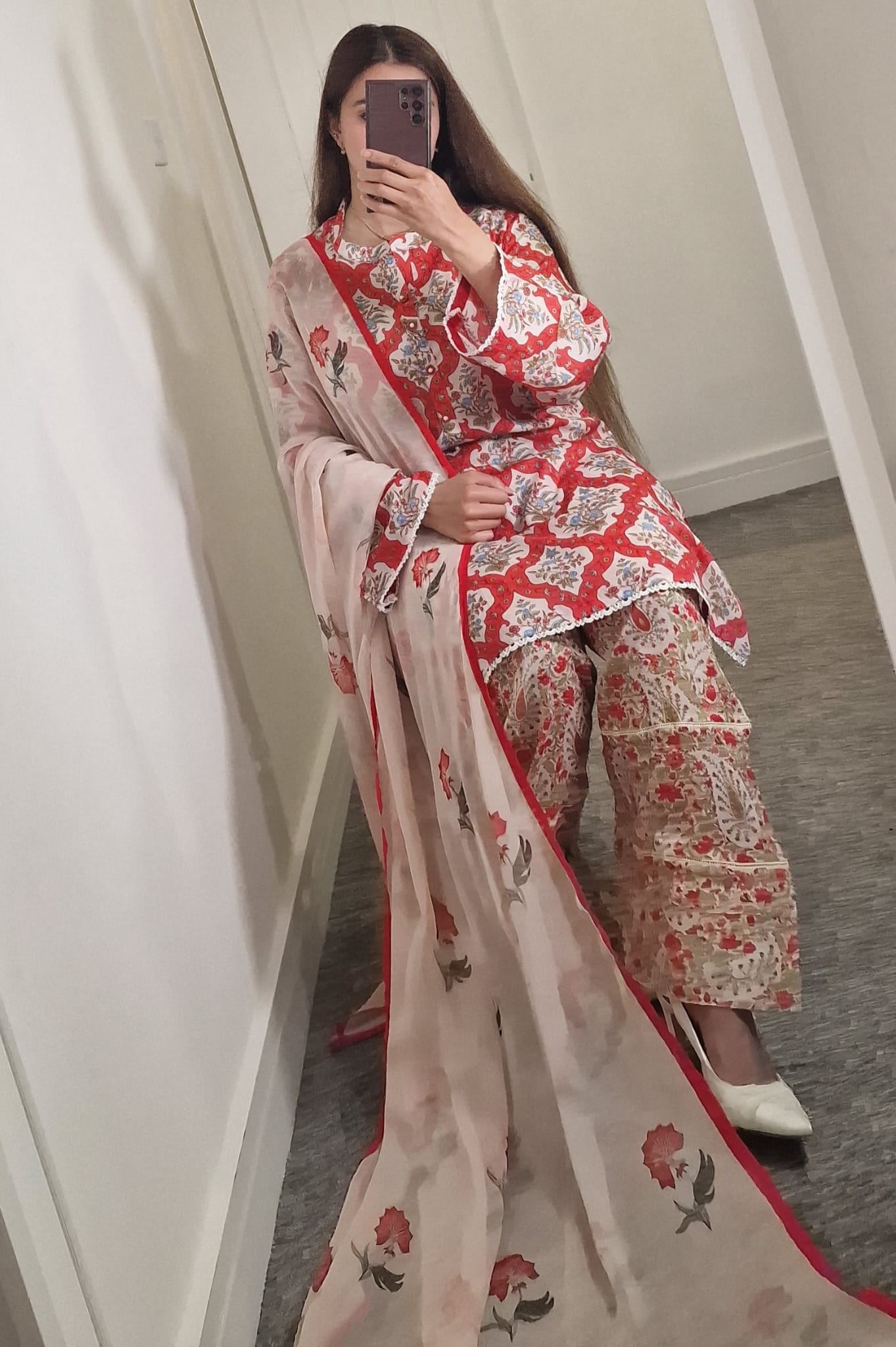 Uznau Lawn Three Piece Suit With Farshi Shalwar And Chifoon Dupatta UZ-LWN-RD03