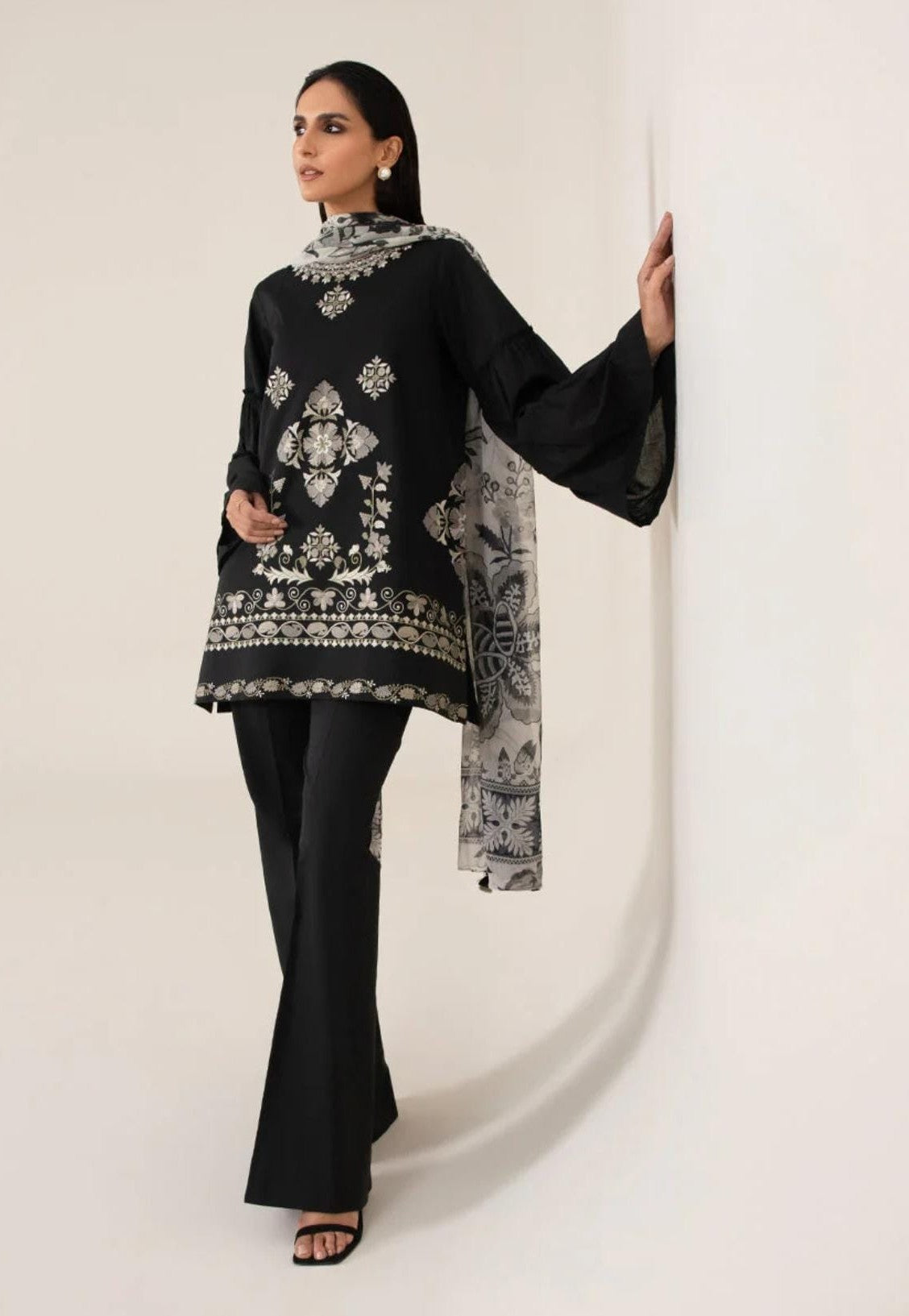 Sapphire Embroided cambric pakistani trouser kameez dupatta Traditional Clothing summer outfit eid collection