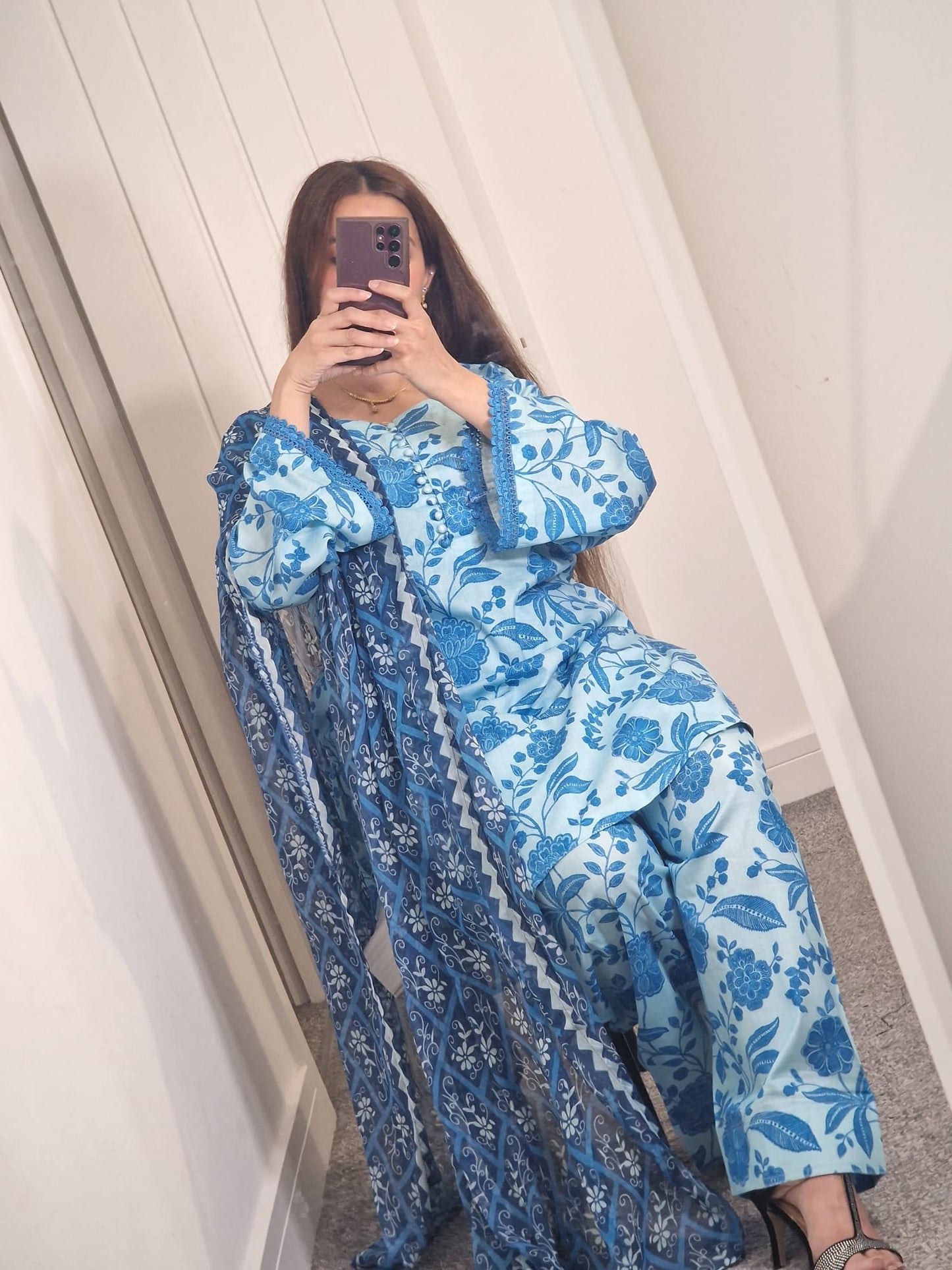 Uznau Lawn Three Piece Suit With Farshi Shalwar UZ-LWN-BLU015