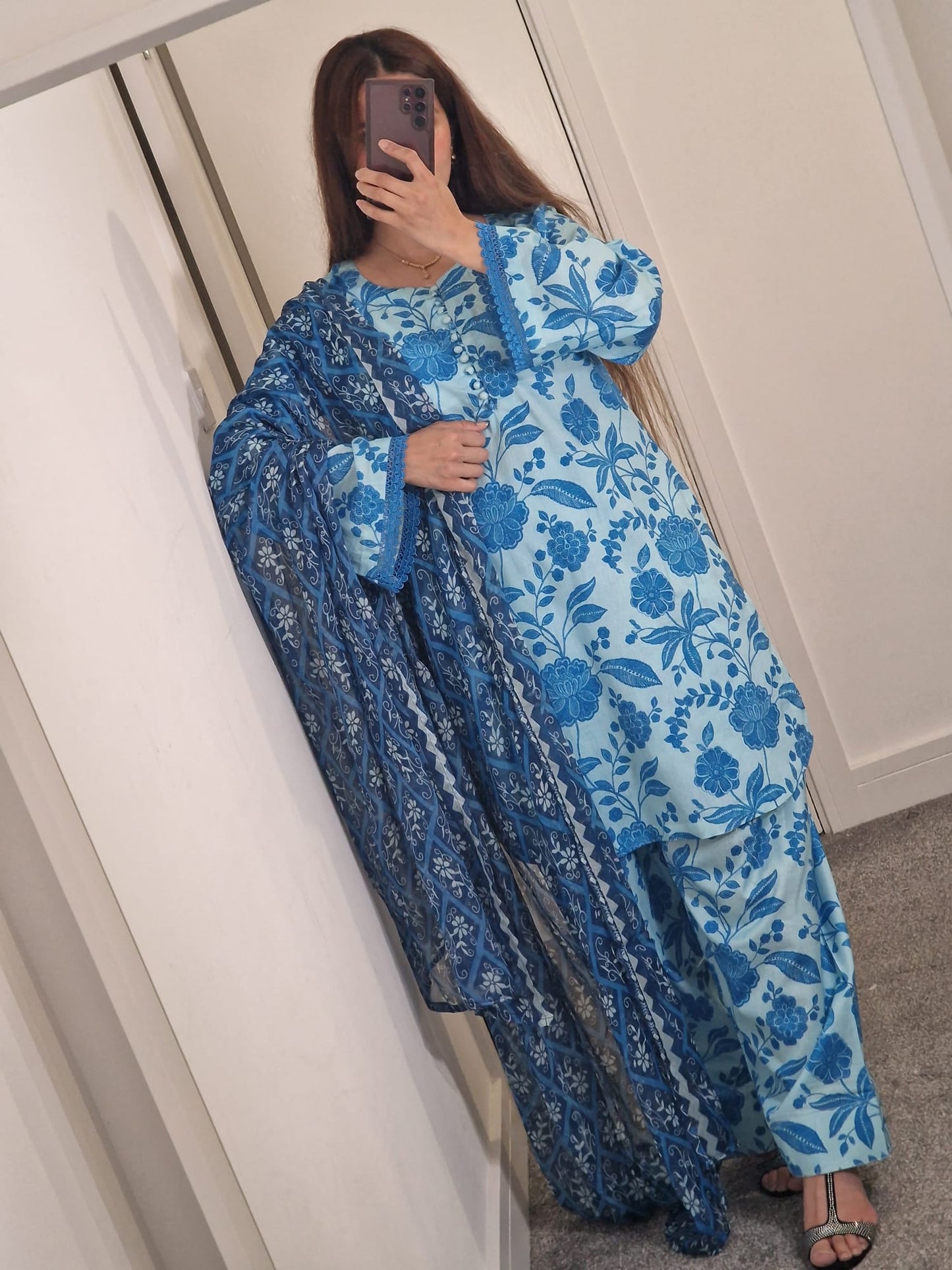 Uznau Lawn Three Piece Suit With Farshi Shalwar UZ-LWN-BLU015