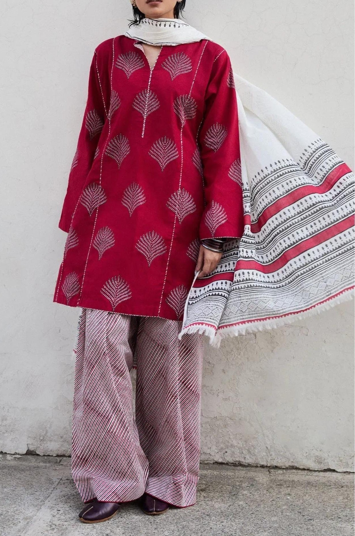 Uznau Lawn Three Piece Suit With Chifoon Dupatta UZ-LWN-RD04