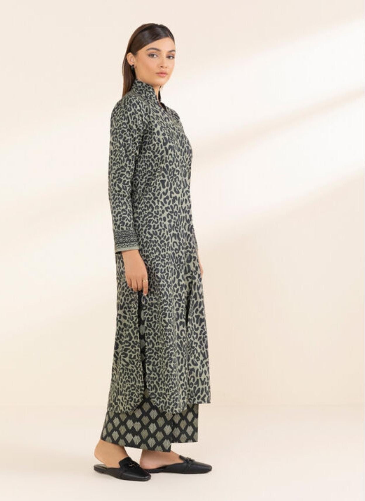 Sapphire Lawn Three Piece Suit With Chiffon Duppat SP-LWN-BLK012