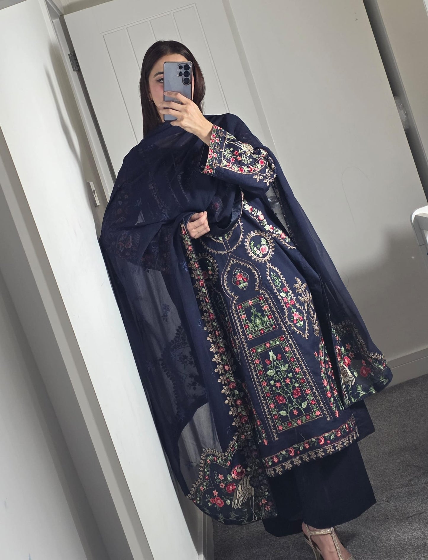 Uznau Embroidered Lawn Three Piece Suit UZ-LWN-BLU019