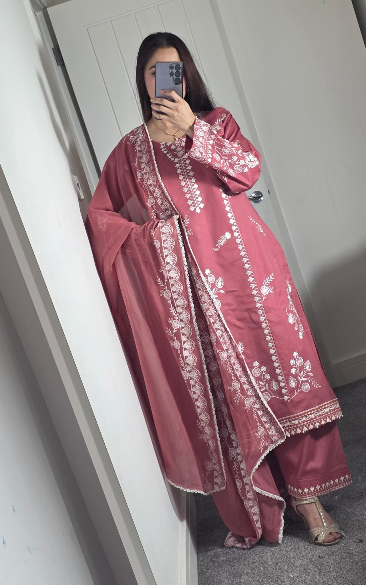 Uznau Embroidered Lawn Three Piece Suit UZ-LWN-PNK011