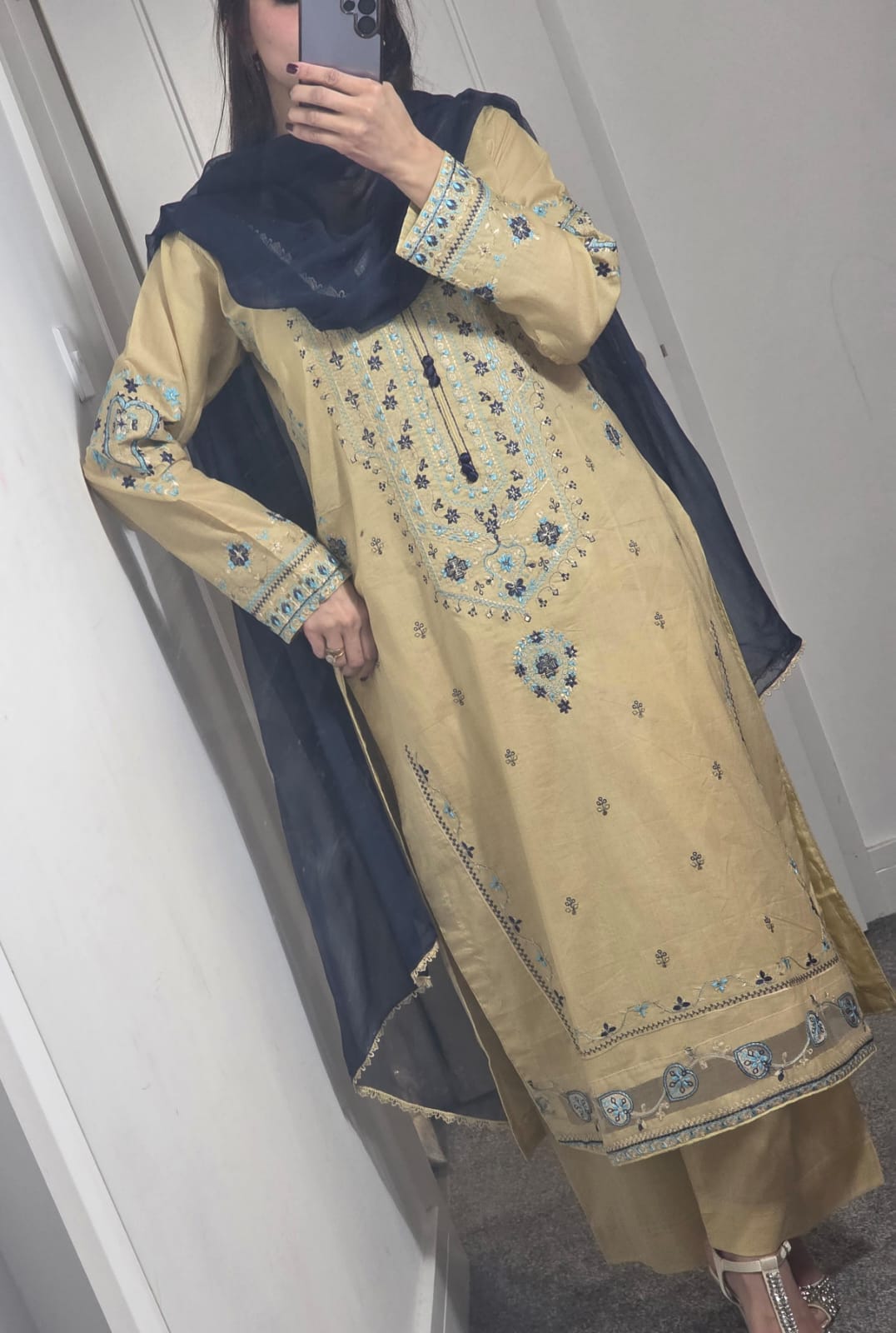 Uznau Embroidered Lawn Three Piece Suit UZ-LWN-BR06