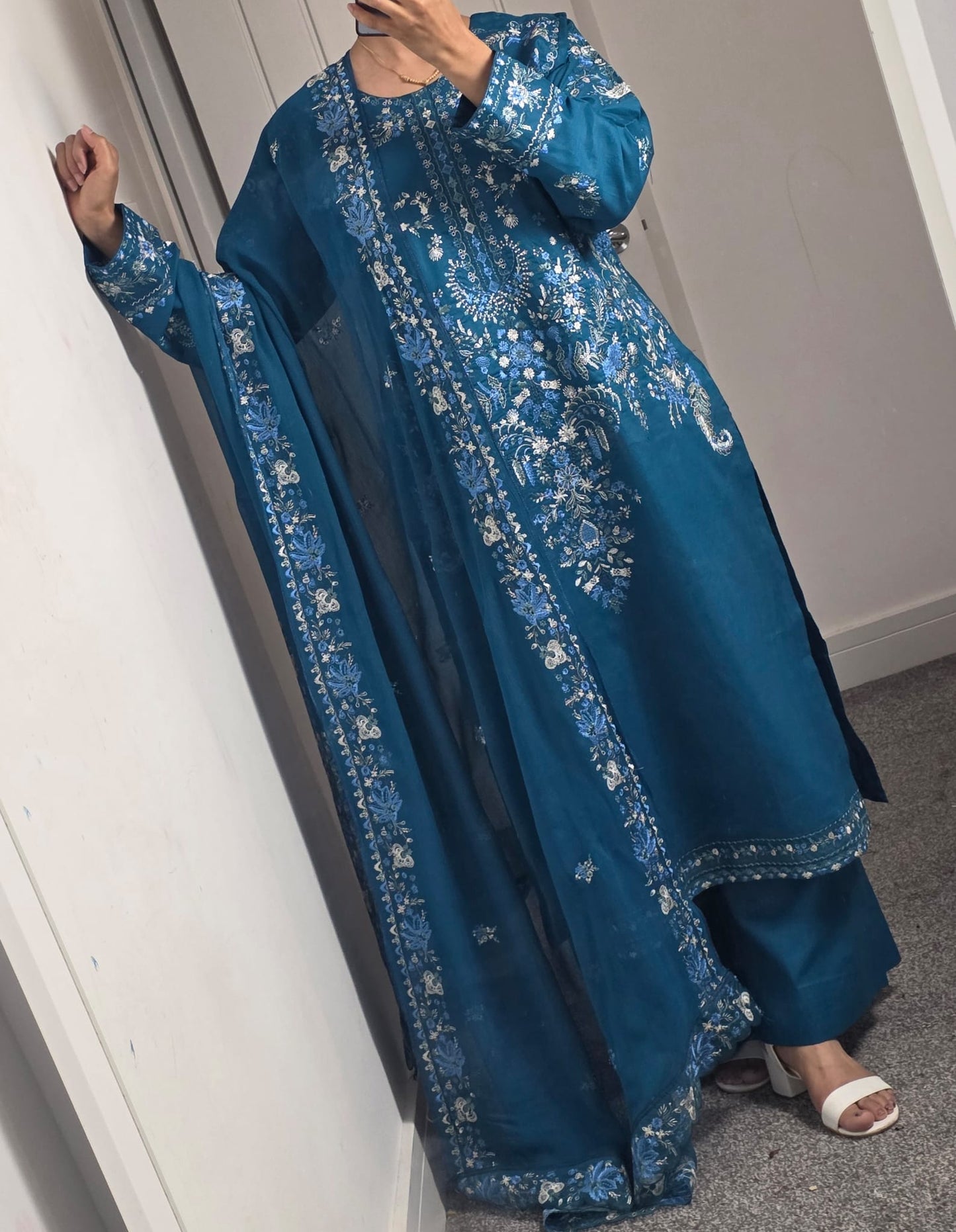 Uznau Embroidered Lawn Three Piece Suit UZ-LWN-BLU024