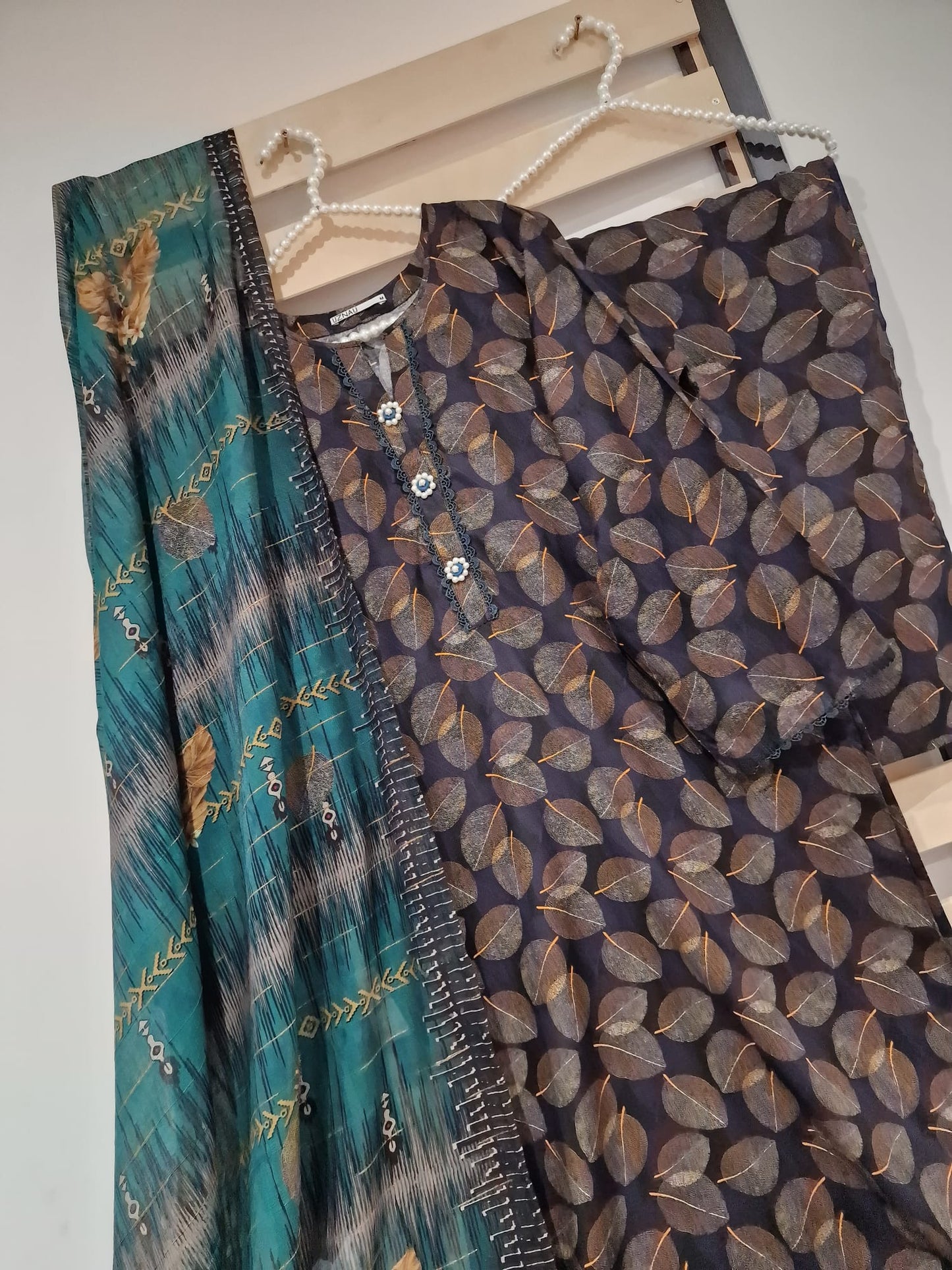 Uznau Linen Three Piece Suit With Chifoon Dupatta UZ-LNN-BLK08