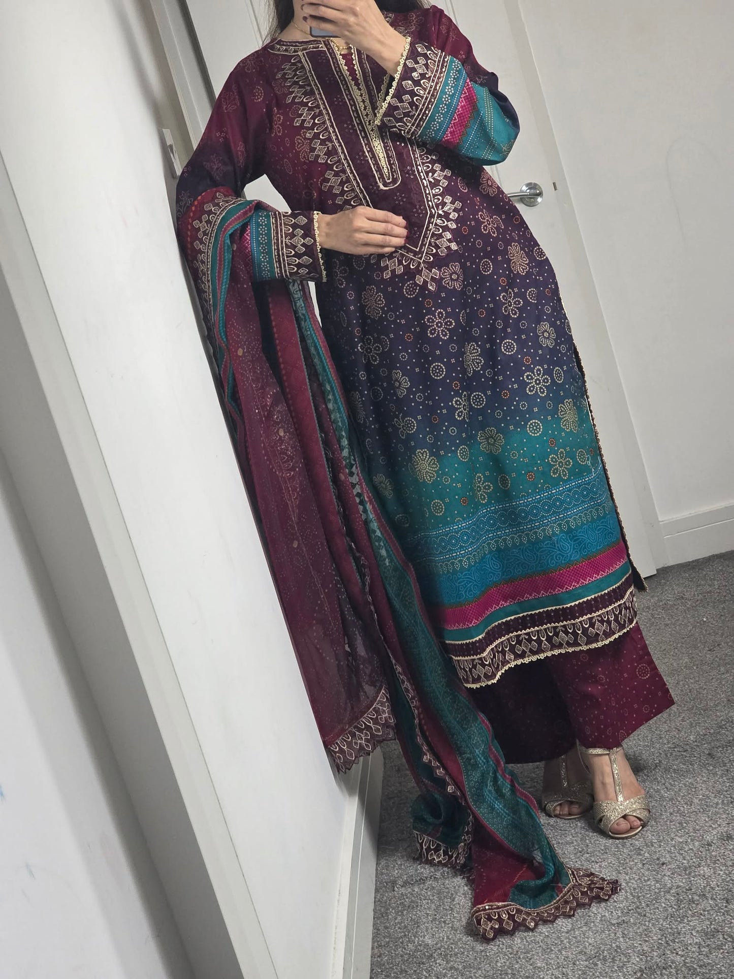 Uznau Embroidered Lawn Three Piece Suit UZ-LWN-RD06