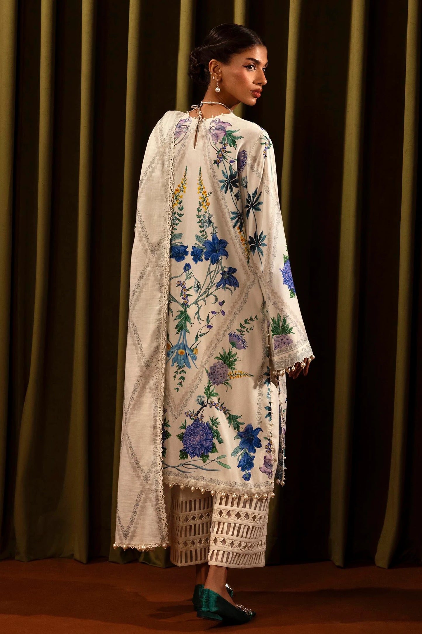 Sana Safinaz Embroided Linen Three Piece Suit SF-LNN-WHT01