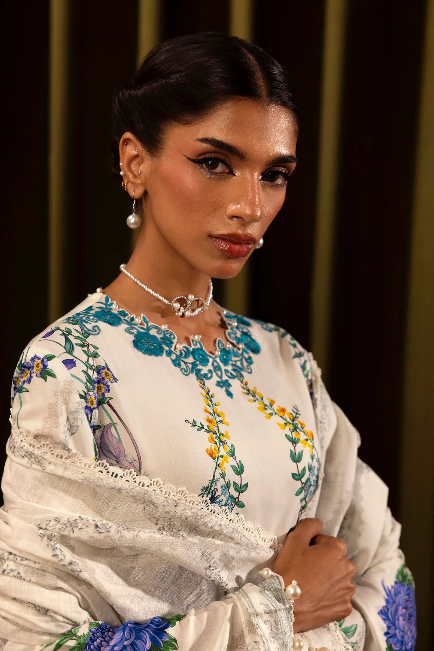 Sana Safinaz Embroided Linen Three Piece Suit SF-LNN-WHT01