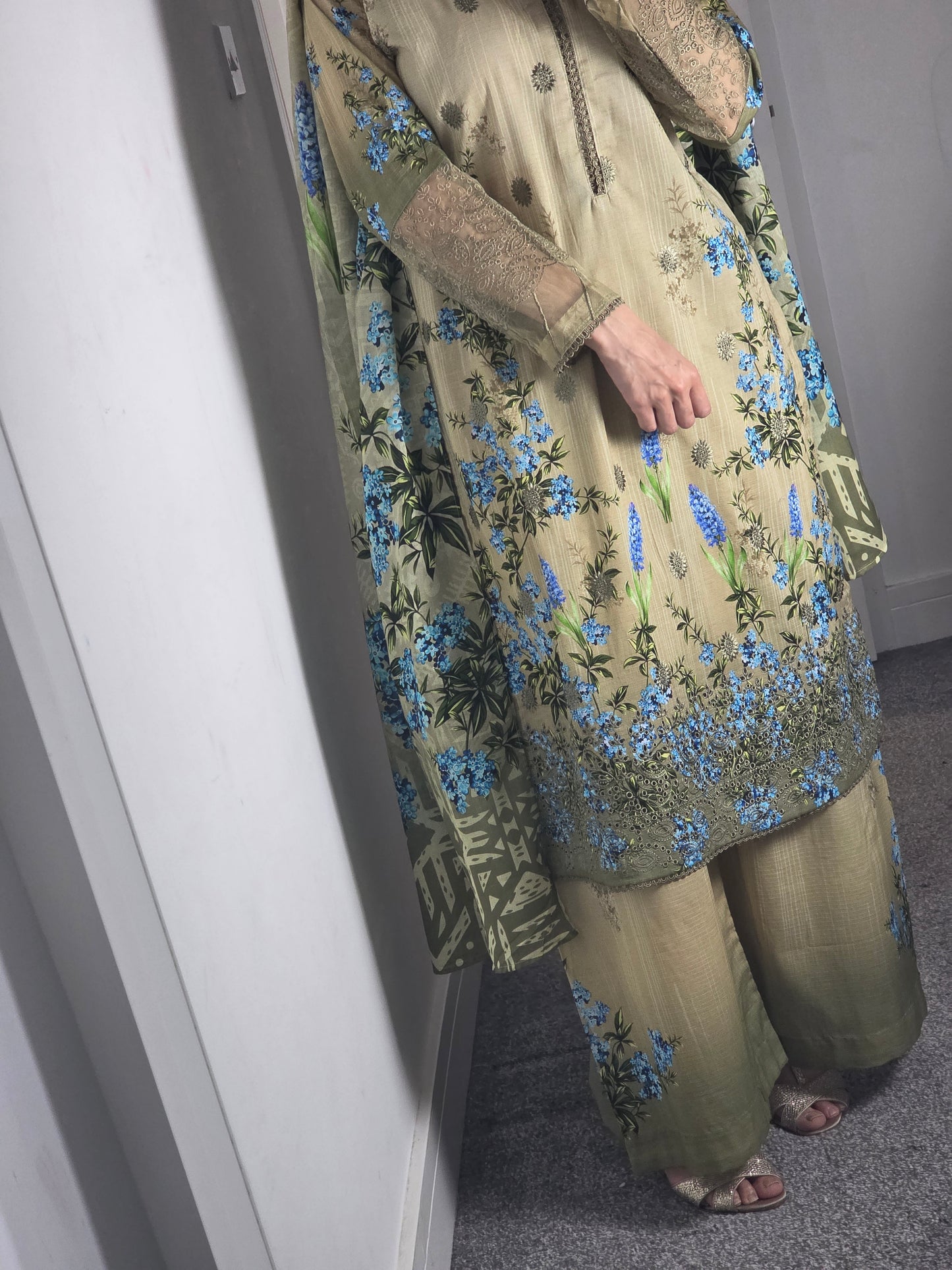 Uznau Embroidered Lawn Three Piece Suit UZ-LWN-FR02