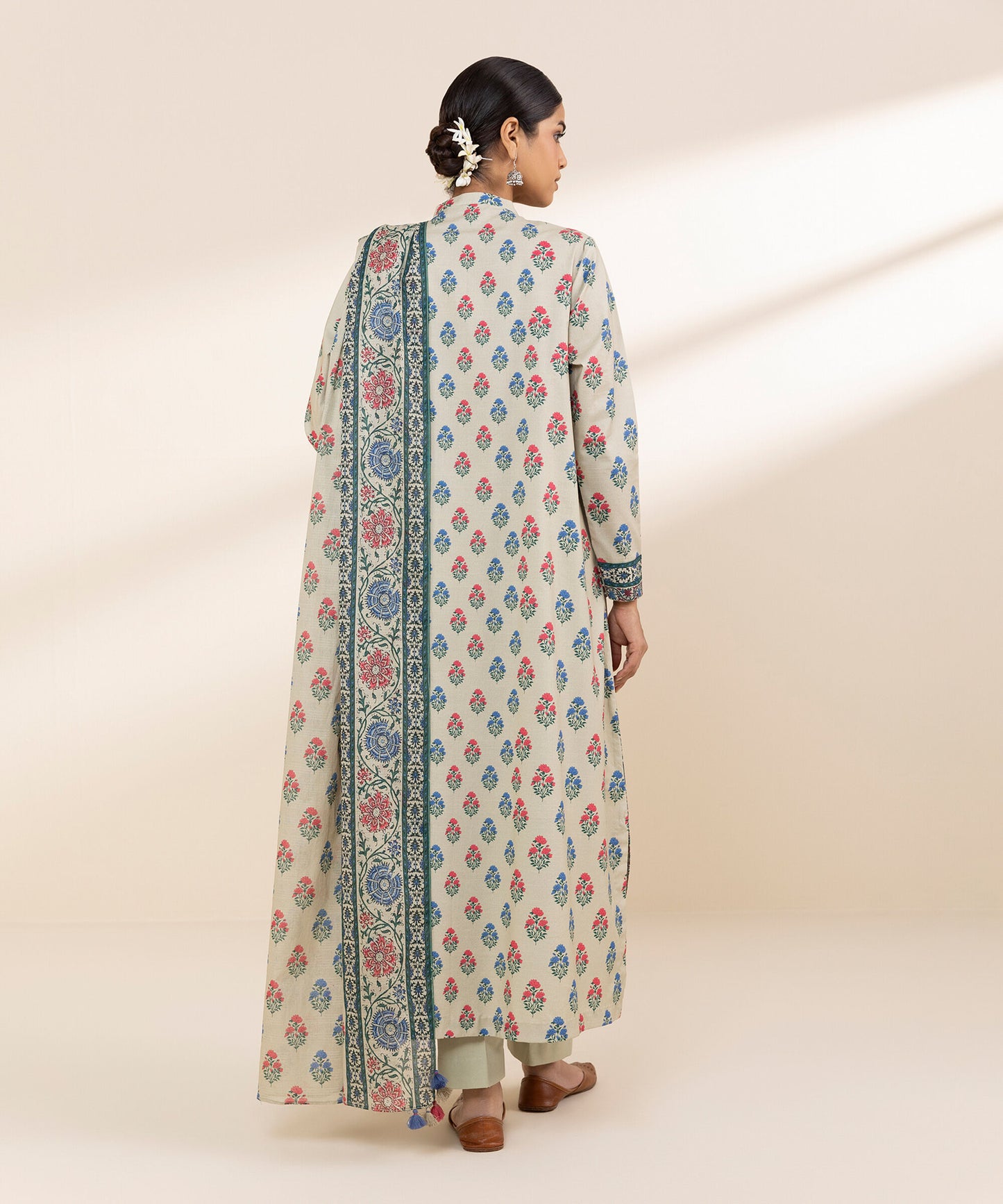 Sapphire Printed Lawn Three Piece Suit SP-LWN-WHT09