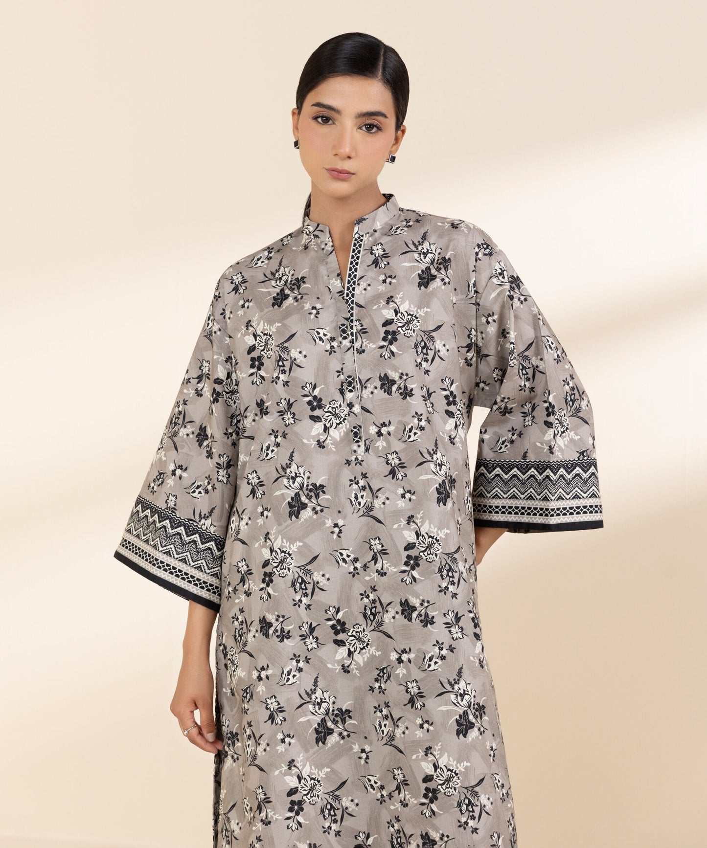 Sapphire Printed Lawn Three Piece Suit SP-LWN-GRY04