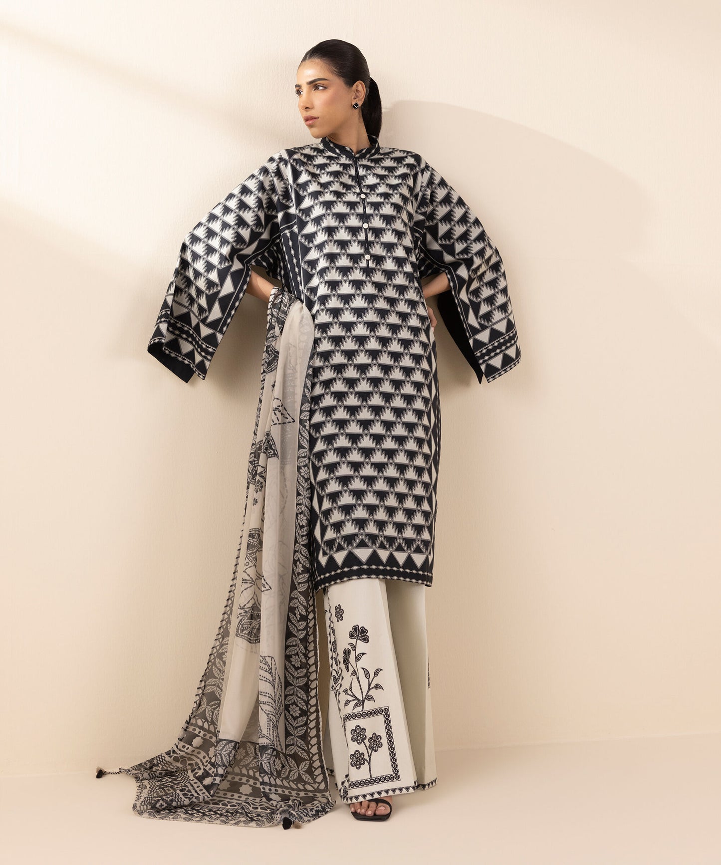 Sapphire Printed Lawn Three Piece Suit SP-LWN-BLK021