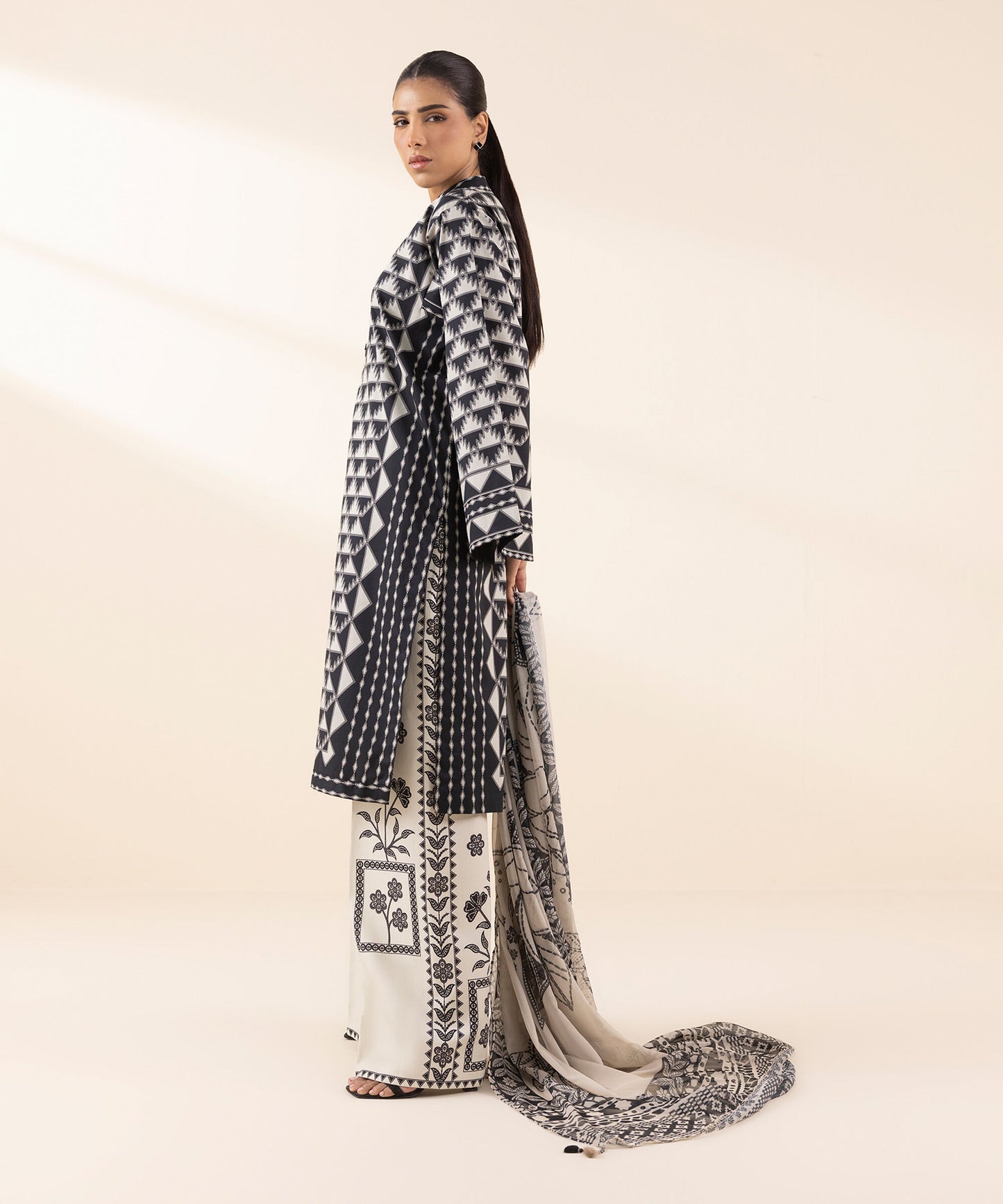 Sapphire Printed Lawn Three Piece Suit SP-LWN-BLK021