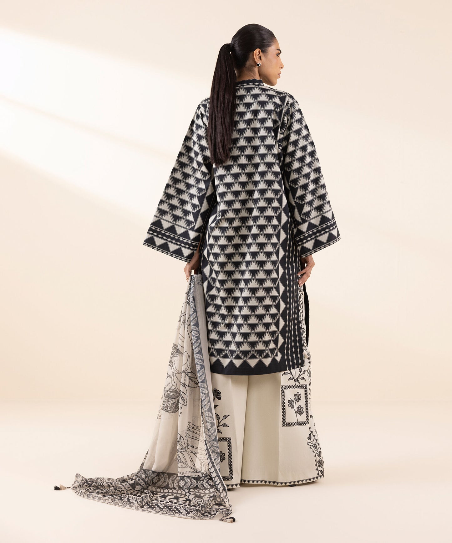 Sapphire Printed Lawn Three Piece Suit SP-LWN-BLK021