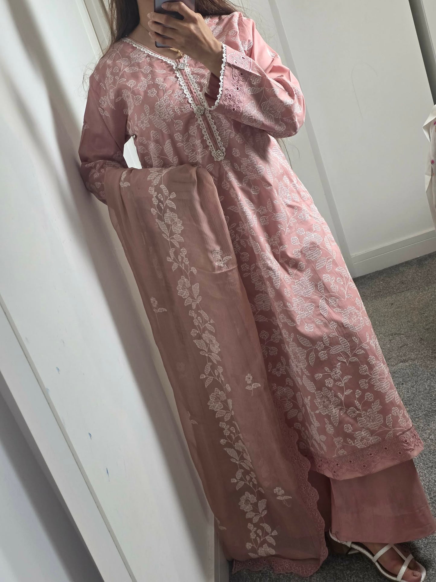 Uznau Embroidered Lawn Three Piece Suit UZ-LWN-PNK022