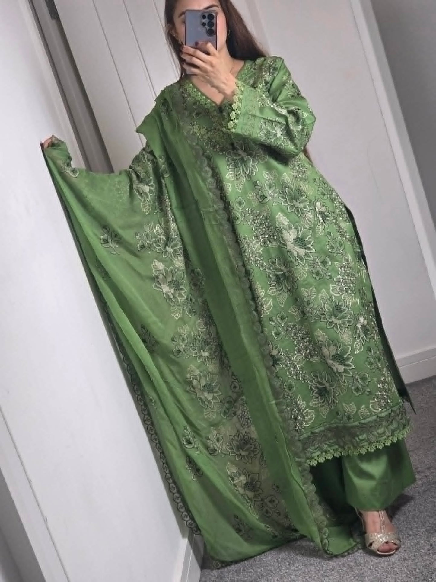 Uznau Embroidered Lawn Three Piece Suit UZ-LWN-GR012