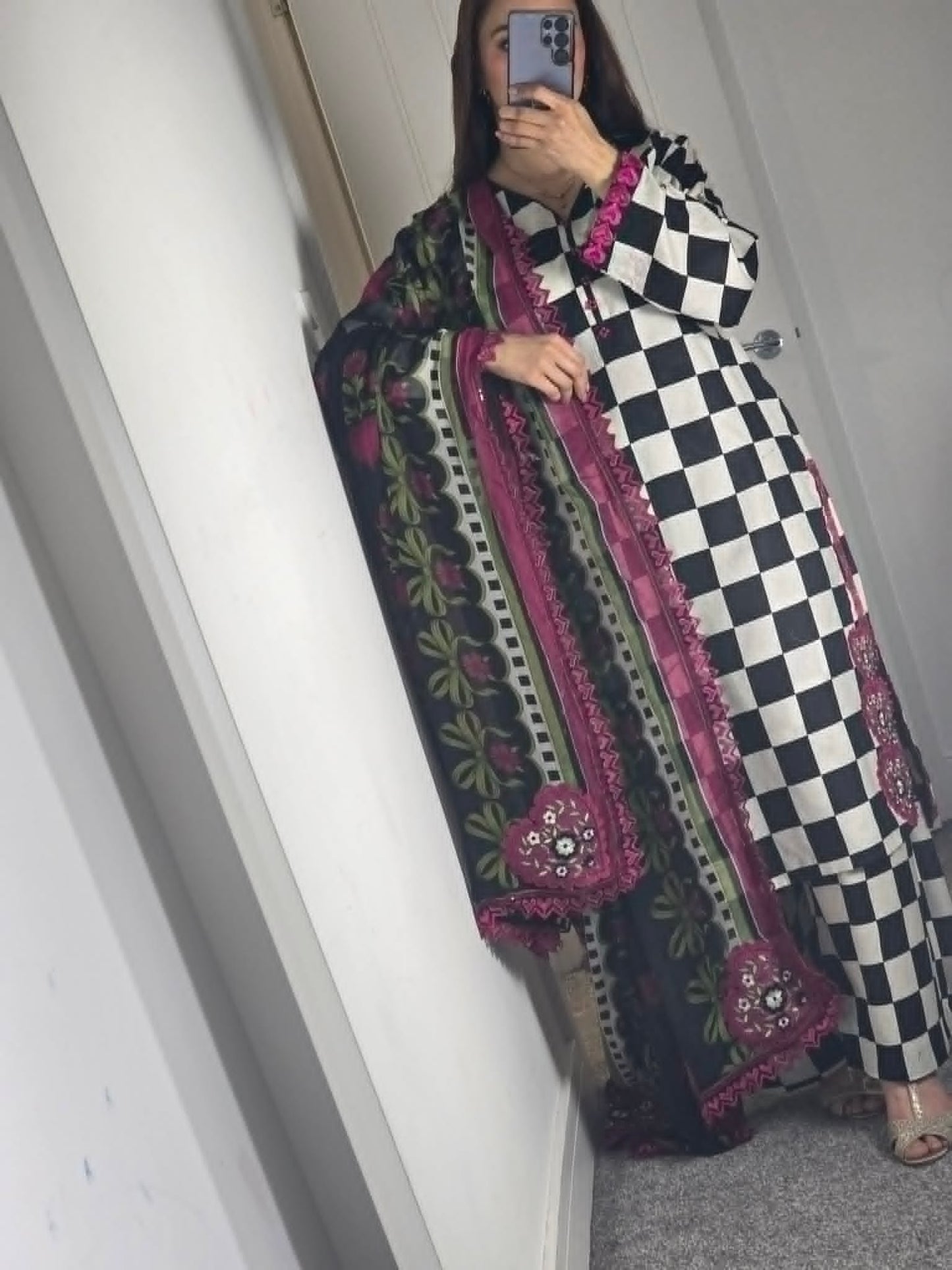 Uznau Embroidered Lawn Three Piece Suit UZ-LWN-BLK028