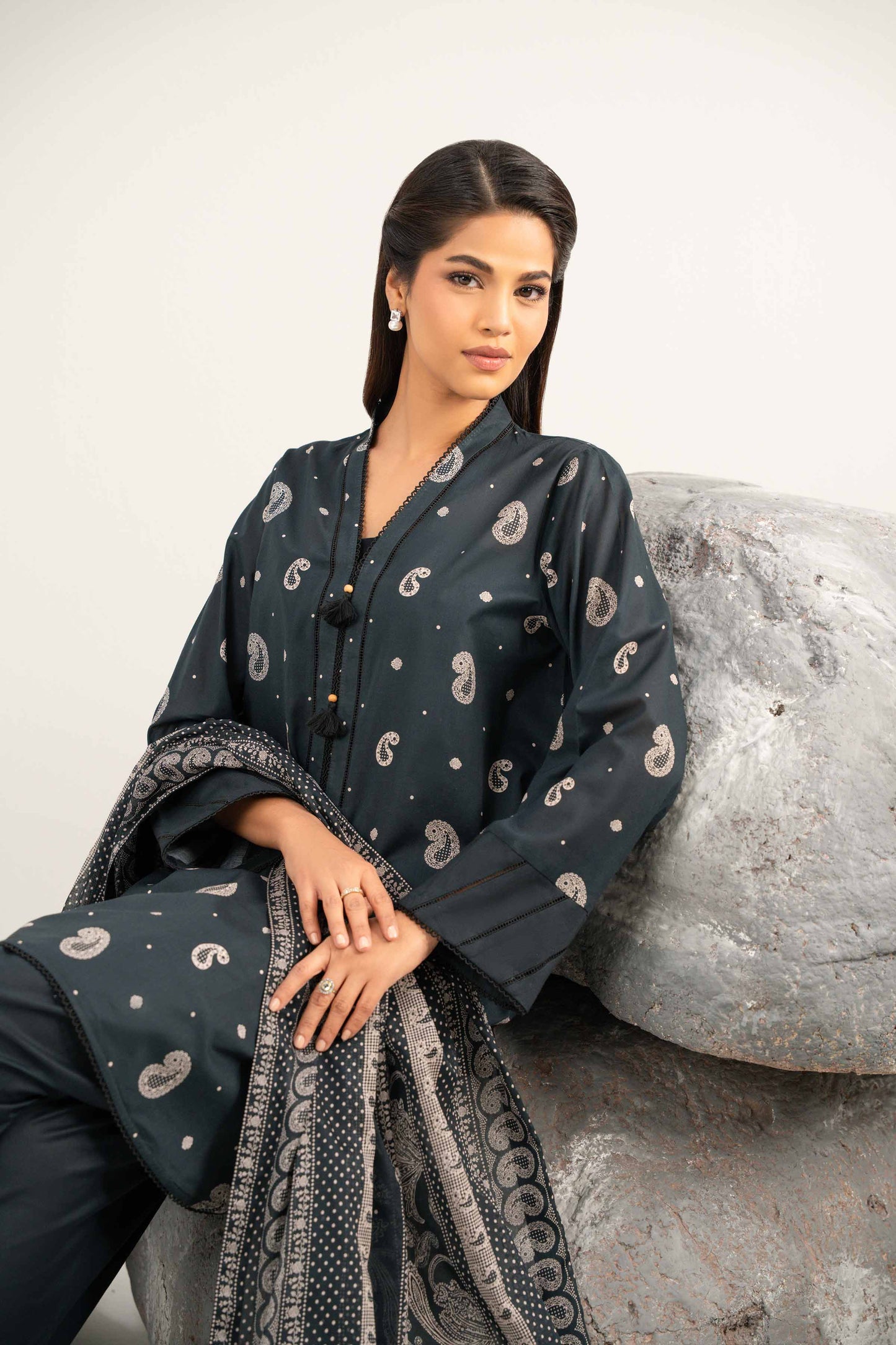 Nishat Printed Lawn Three Piece Suit NS-LWN-BLK05