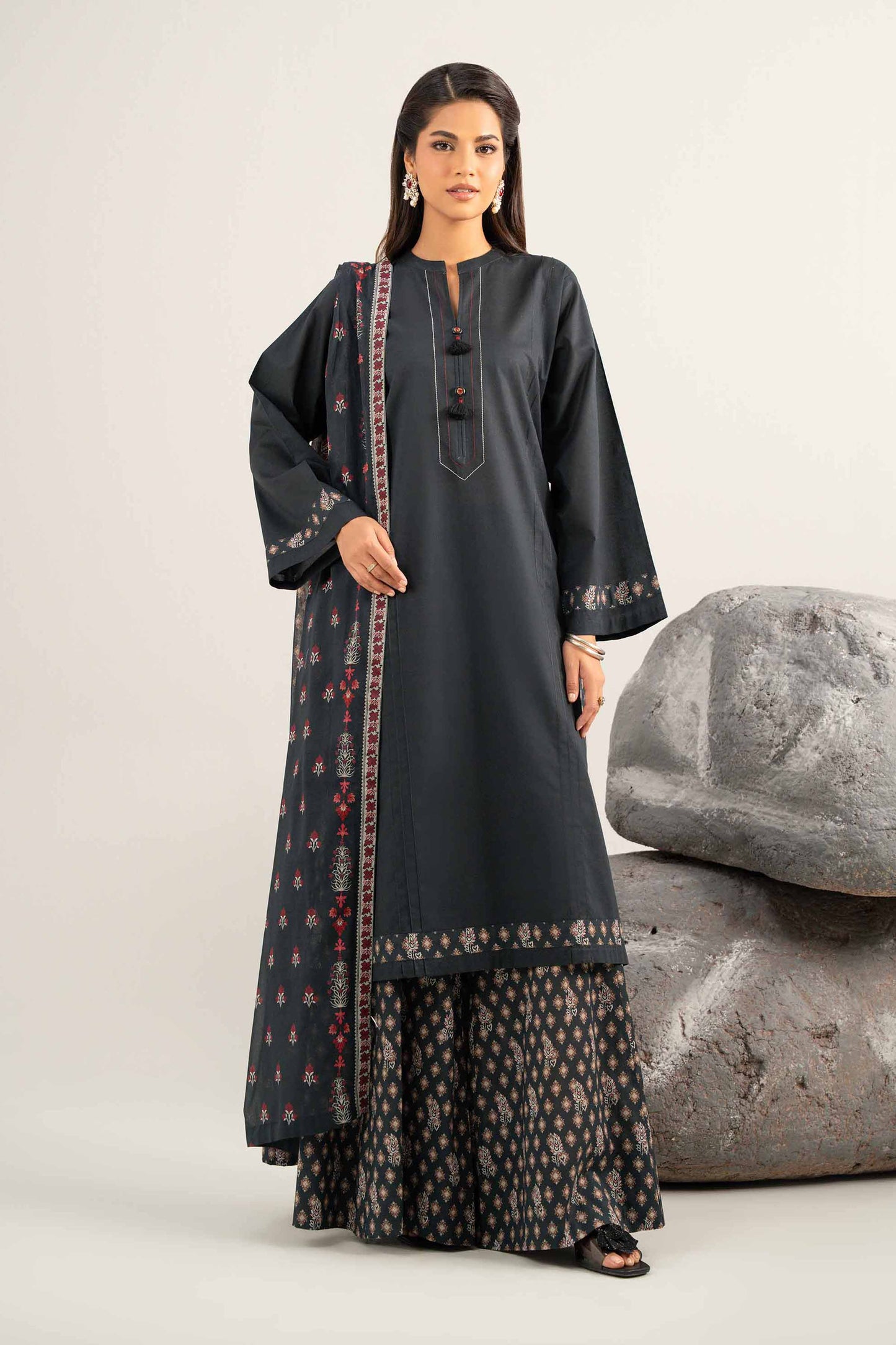 Nishat Printed Lawn Three Piece Suit NS-LWN-BLK04