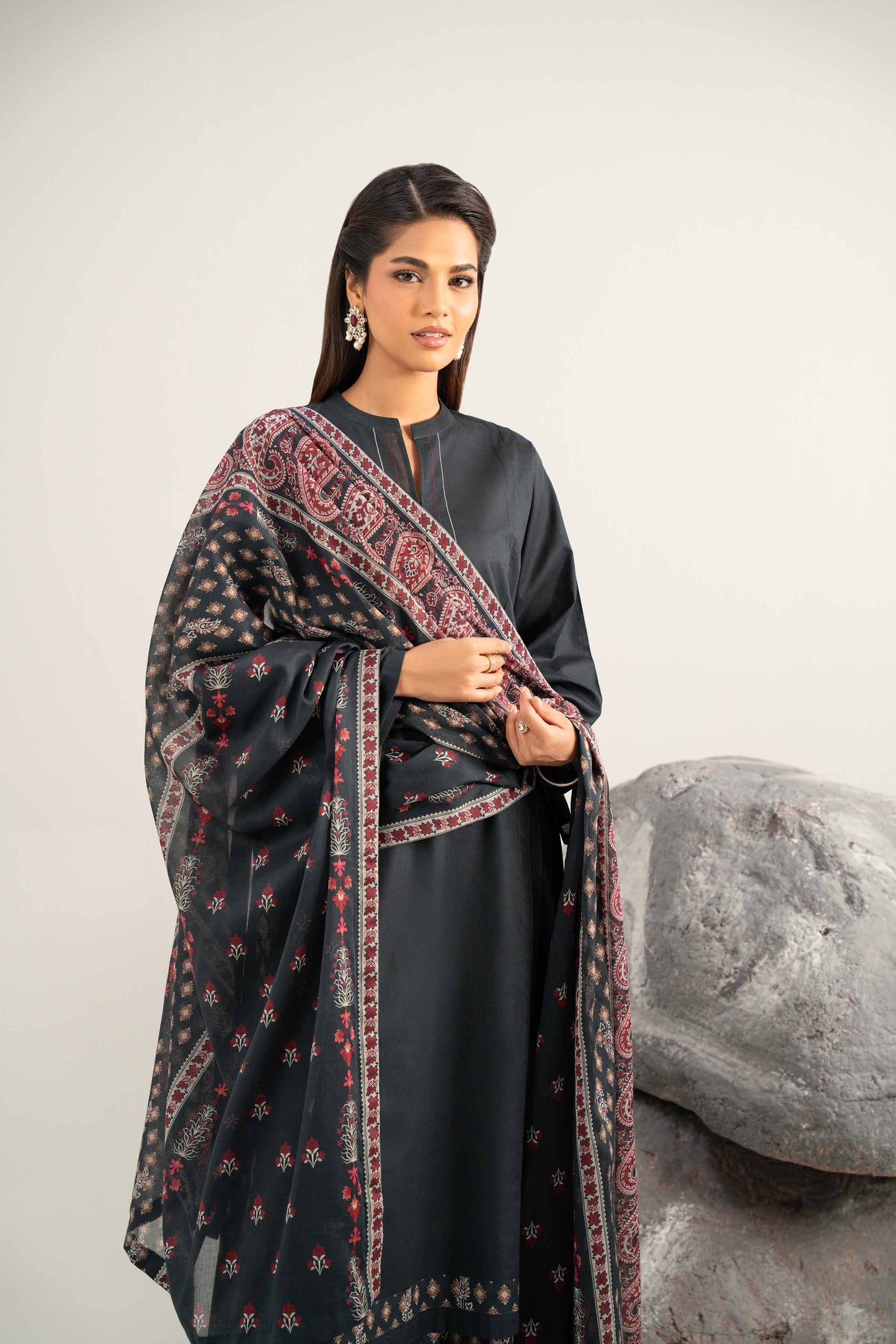 Nishat Printed Lawn Three Piece Suit NS-LWN-BLK04