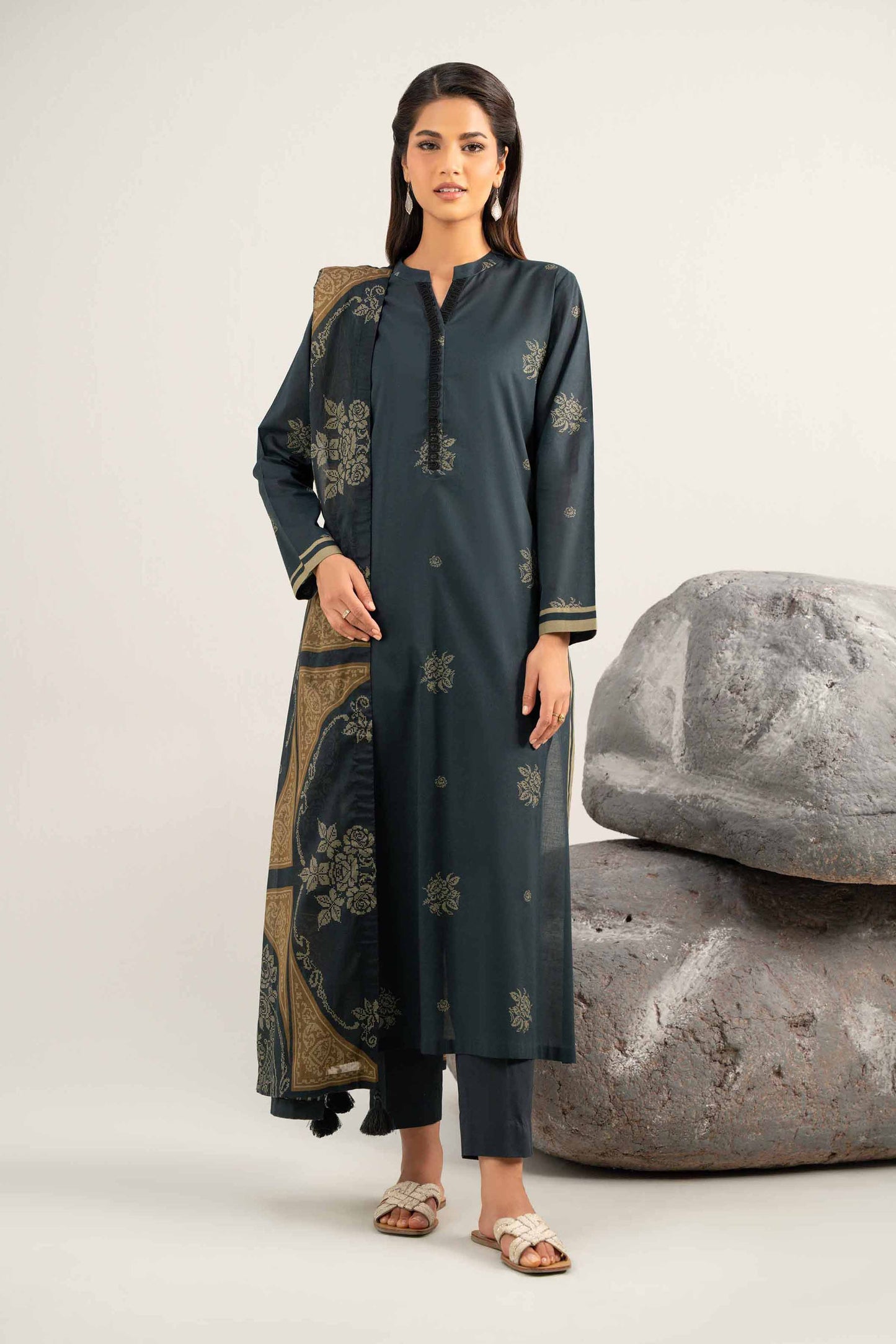 Nishat Printed Lawn Three Piece Suit NS-LWN-BLK03