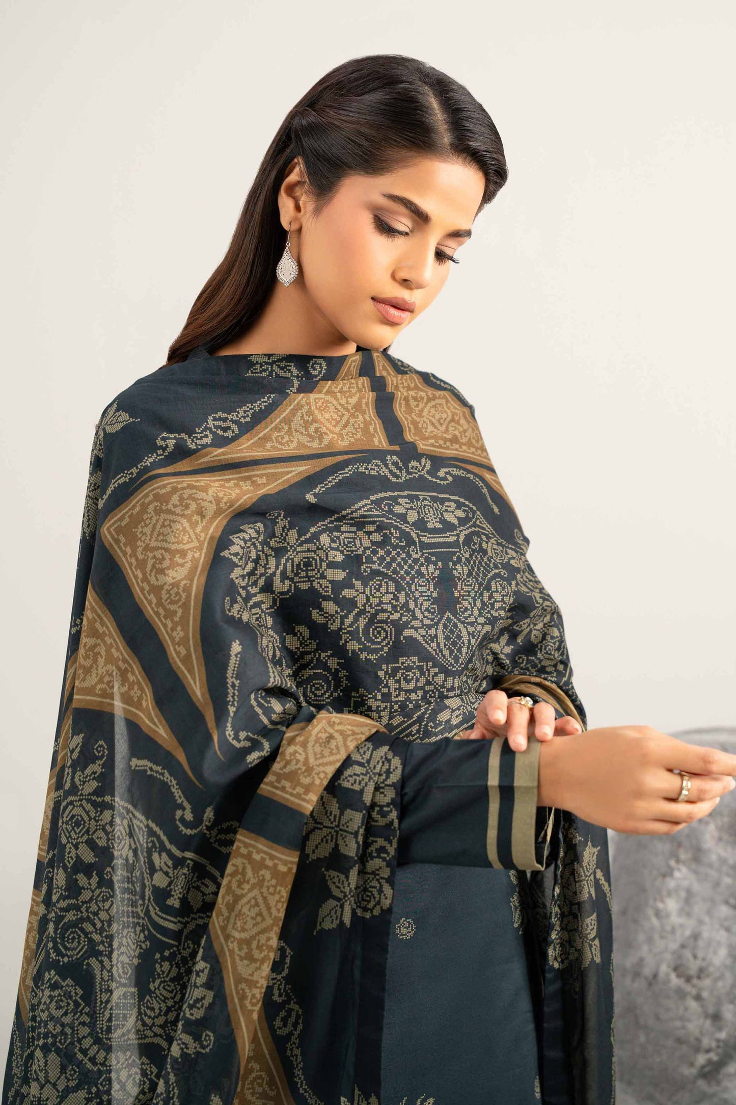 Nishat Printed Lawn Three Piece Suit NS-LWN-BLK03