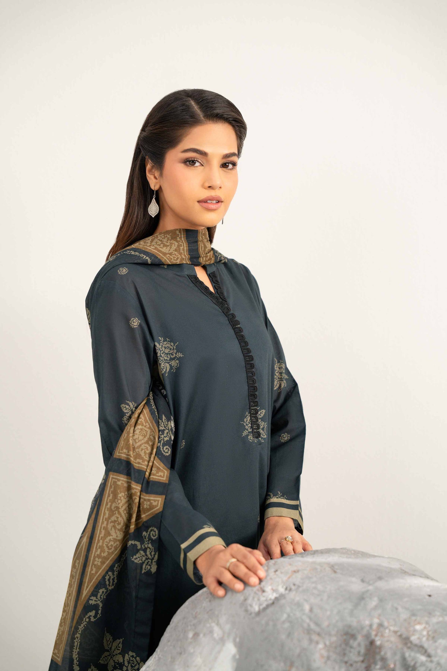 Nishat Printed Lawn Three Piece Suit NS-LWN-BLK03