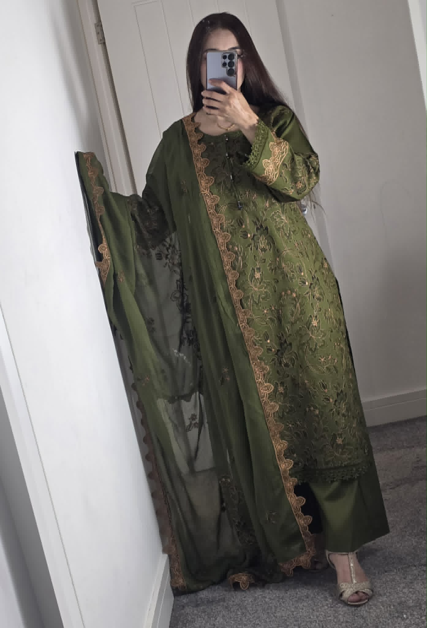 Uznau Embroidered Lawn Three Piece Suit UZ-LWN-GR011