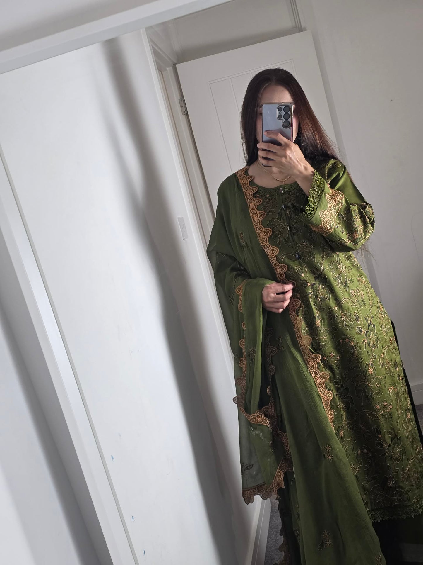 Uznau Embroidered Lawn Three Piece Suit UZ-LWN-GR011
