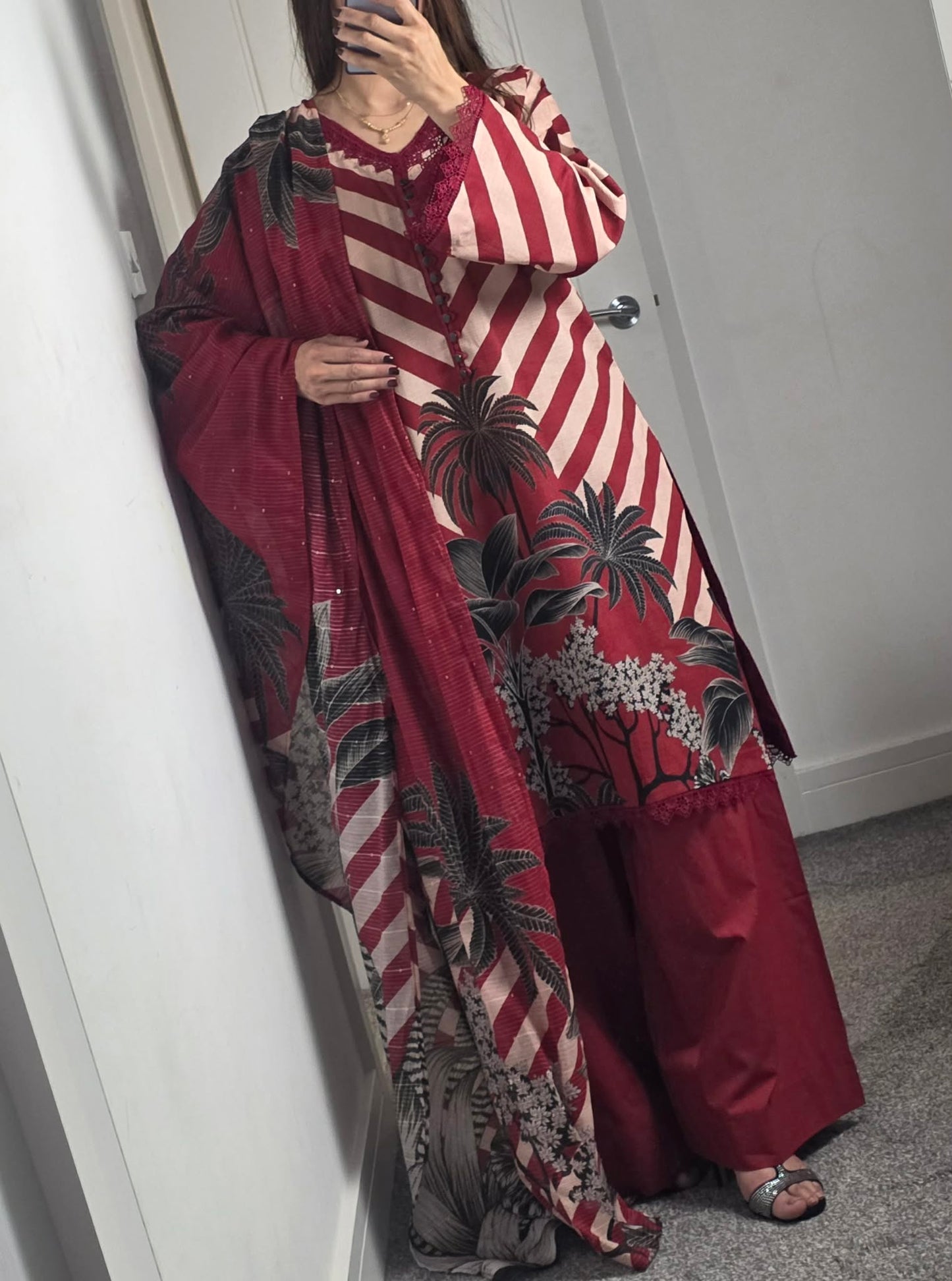 Uznau Printed Lawn Three Piece Suit UZ-LWN-RD08