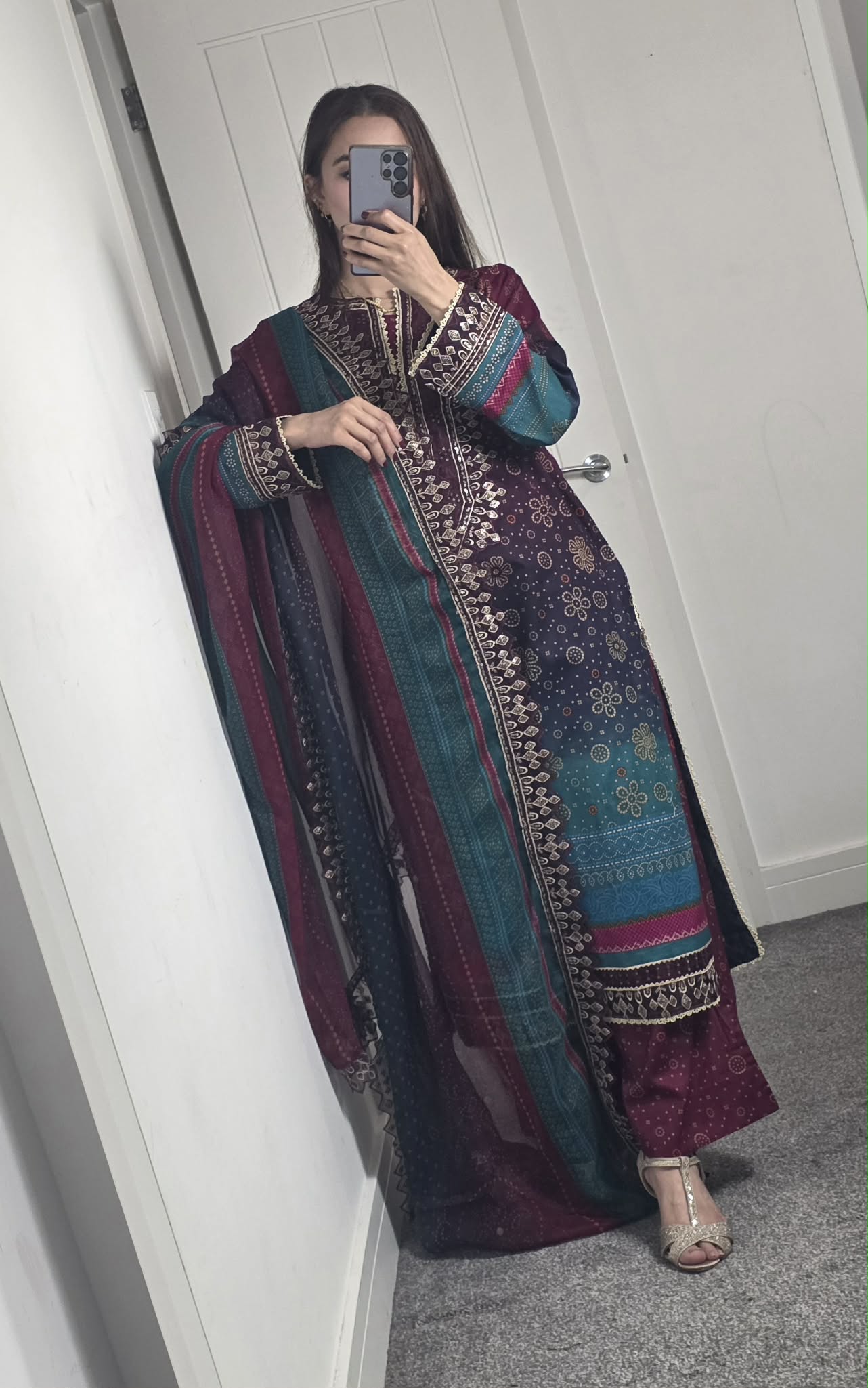 Uznau Embroidered Lawn Three Piece Suit UZ-LWN-RD06