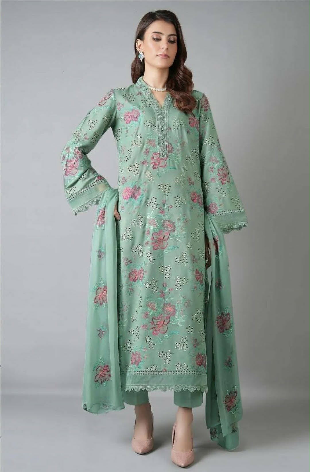 Uznau Embroidered Lawn Three Piece Suit UZ-LWN-GR015